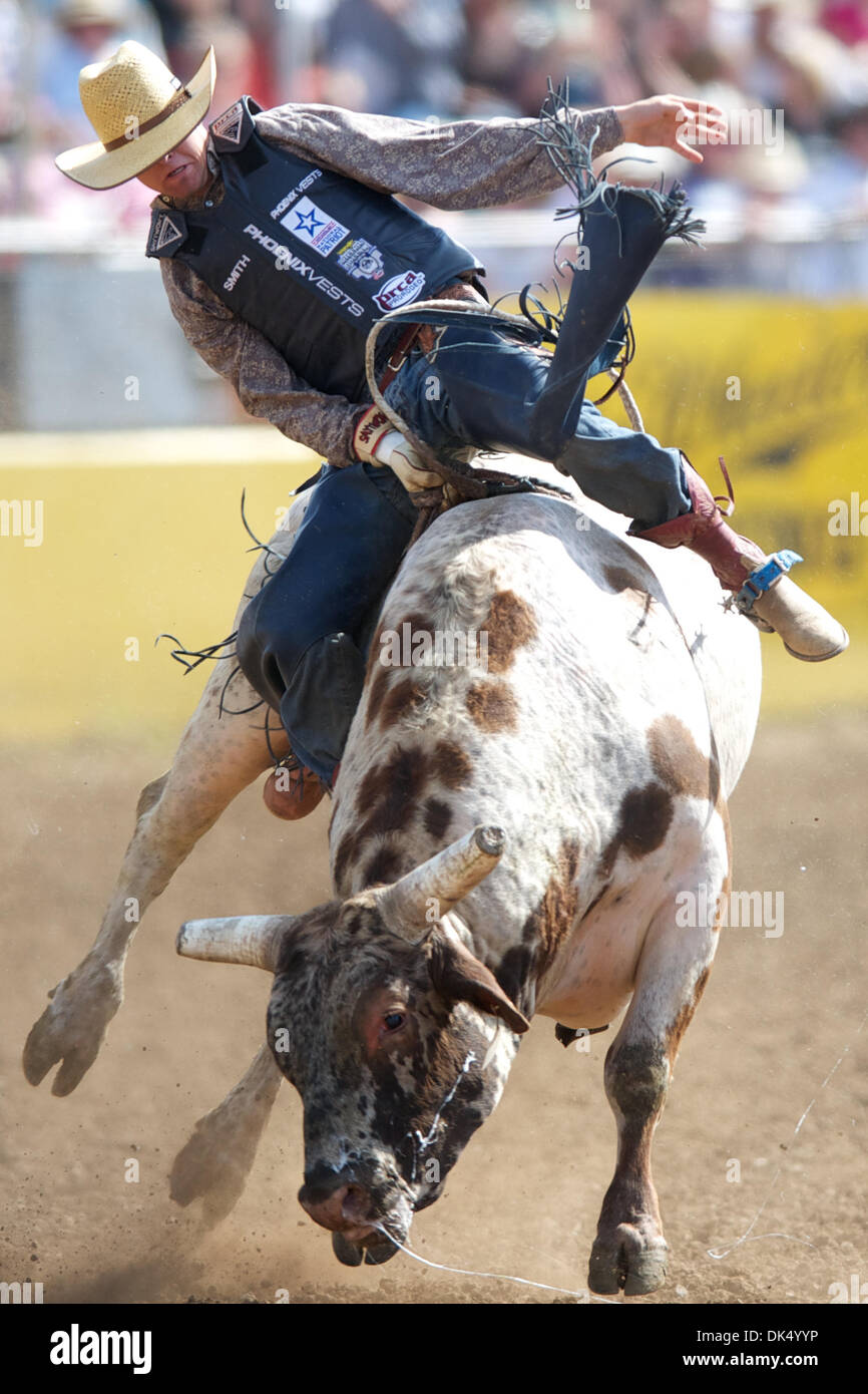 16. April 2011 - Red Bluff, Kalifornien, USA - Tyler Smith von Fruita, CO fährt wütend Elf bei der 2011 Red Bluff Round-Up an der Tehama Stadtteil Fairgrounds in Red Bluff, CA. (Credit-Bild: © Matt Cohen/Southcreek Global/ZUMAPRESS.com) Stockfoto