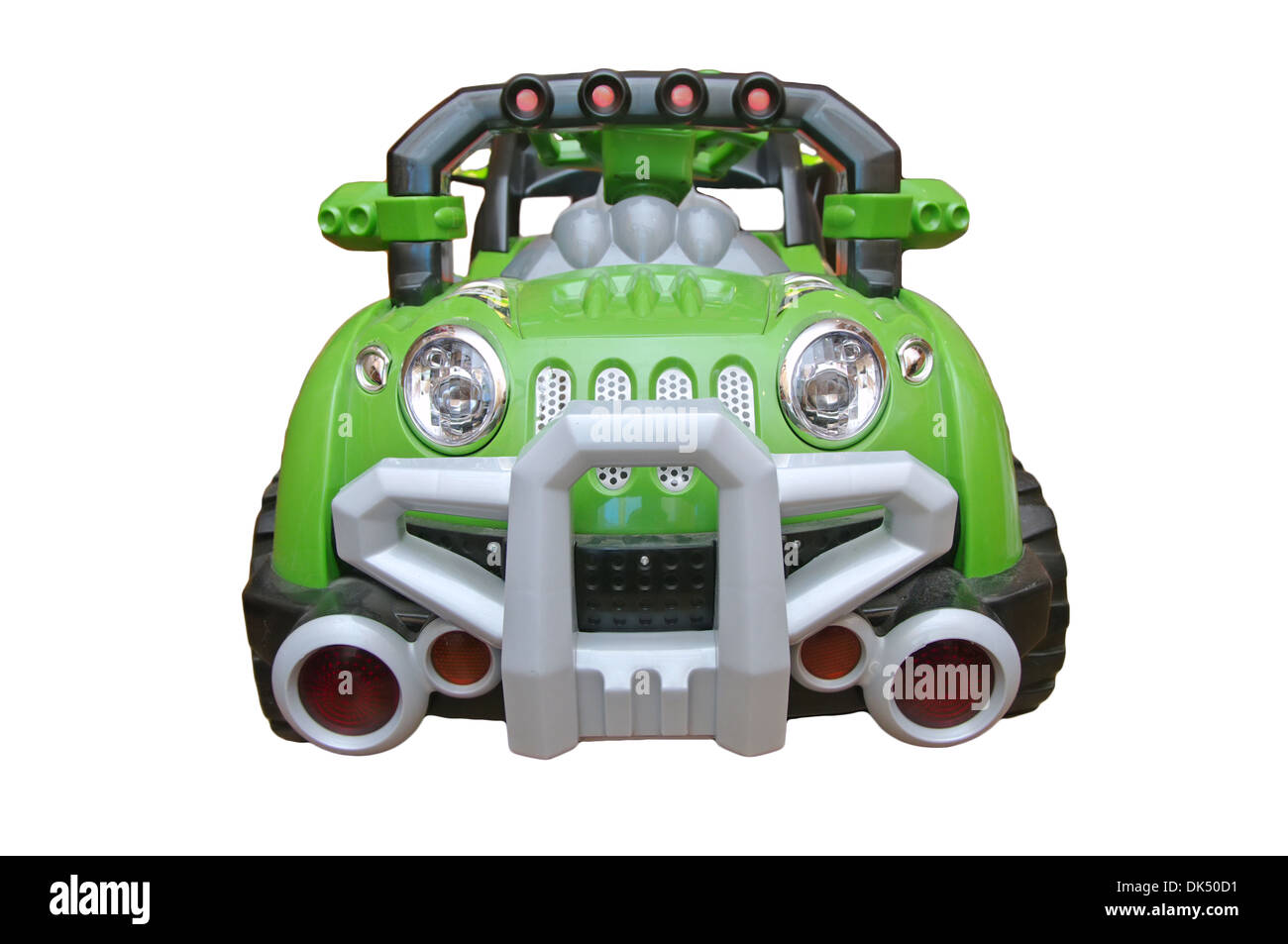 große grüne Spielzeugauto auf die Batterie aus der Front isoliert auf weißem Hintergrund Stockfoto