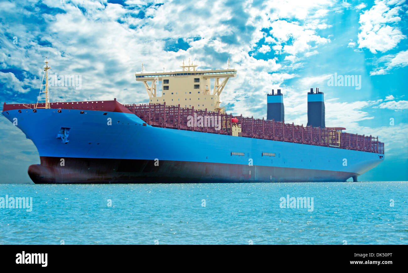Eine leere Frachtschiff verankert den Toren einen Port. Stockfoto