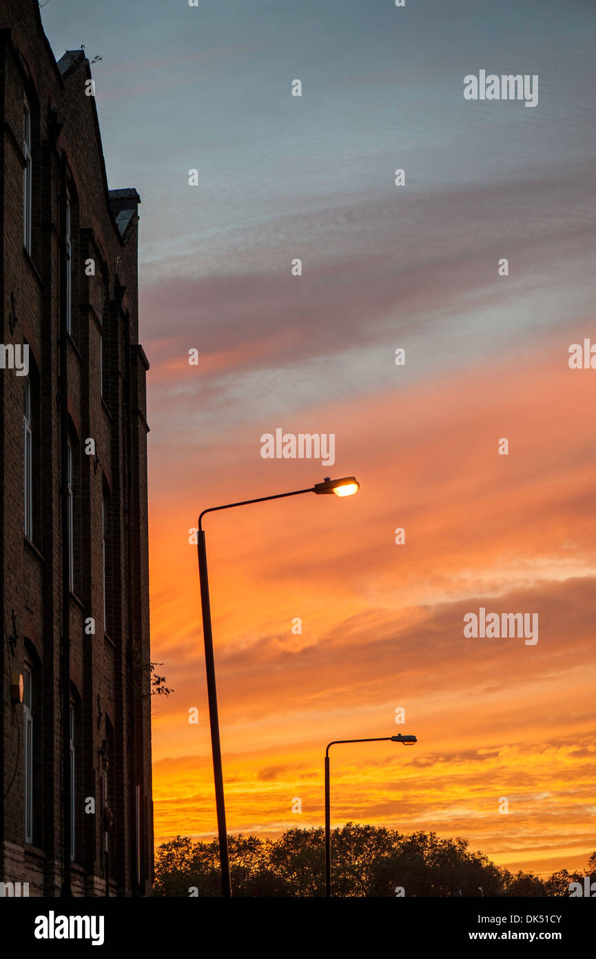 Dramatische Wolken über Hackney Wick bei Sonnenuntergang, London, Vereinigtes Königreich Stockfoto