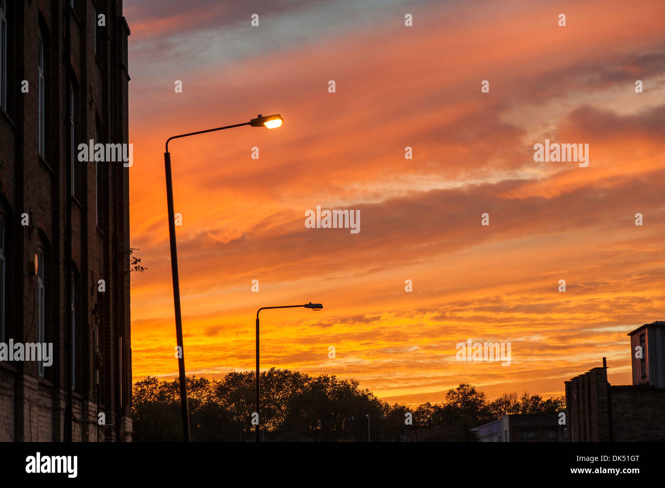 Dramatische Wolken über Hackney Wick bei Sonnenuntergang, London, Vereinigtes Königreich Stockfoto