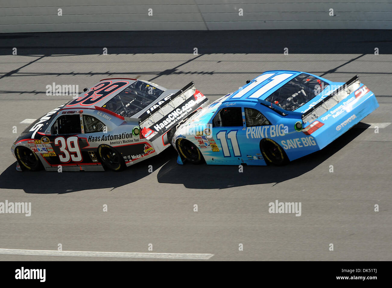 17. April 2011 - Talladega, Alabama, USA - Ryan Newman Fahrer Stewart Haas Racing Chevrolet (39ÃŠ) und Denny Hamlin Fahrer des Joe Gibbs Racing Toyota (11ÃŠ) in die AaronÃ•s 499 auf dem Talladega Superspeedway in Talladega, Alabama. (Kredit-Bild: © Marty Bingham/Southcreek Global/ZUMAPRESS.com) Stockfoto