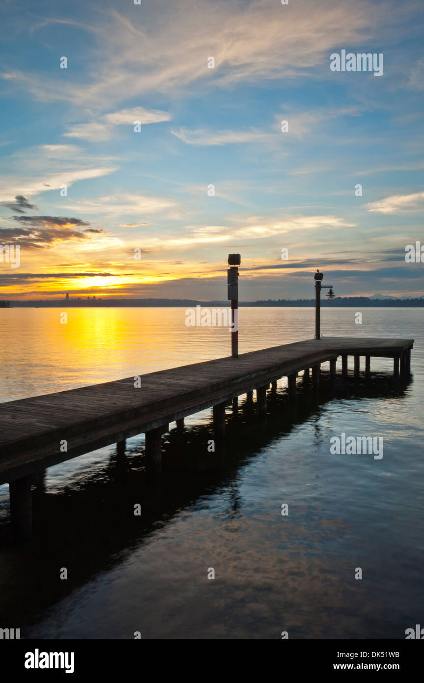 Sonnenuntergang am Ufer des Lake Washington im Moor Park, Kirkland, Washington, USA Stockfoto