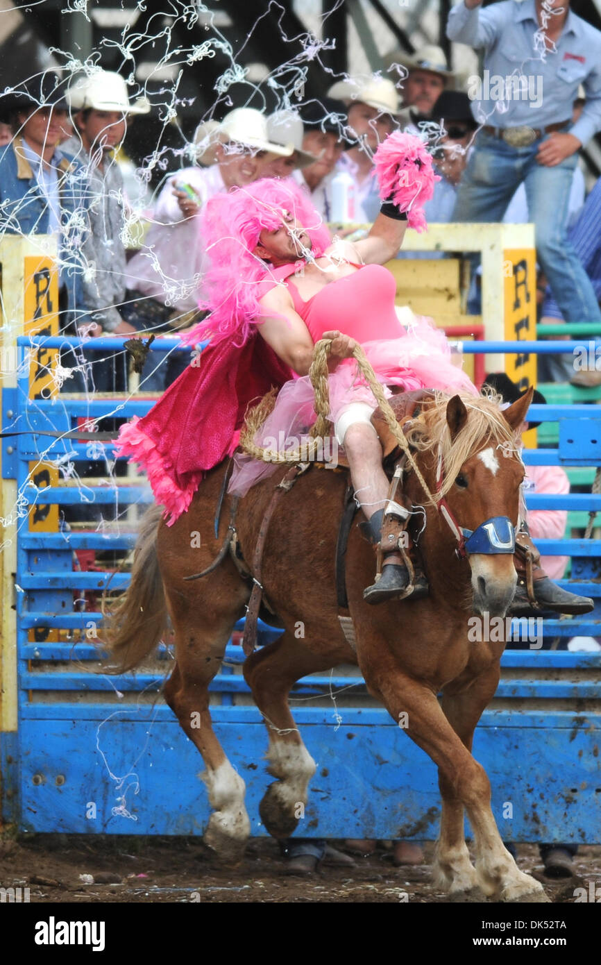 17. April 2011 - Red Bluff, Kalifornien, USA - konkurriert Isaac Diaz von Davie, FL in der wilde Ritt auf der 2011 Red Bluff Round-Up an der Tehama Stadtteil Fairgrounds in Red Bluff, CA.  Die wilde Fahrt ist eine langjährige Tradition bei der 90-Jahr-alten Rodeo.  Reiter kämpfen um eine benutzerdefinierte Sattel und Geldpreise. (Kredit-Bild: © Matt Cohen/Southcreek Global/ZUMAPRESS.com) Stockfoto