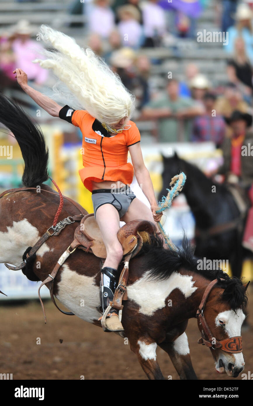 17. April 2011 - Red Bluff, Kalifornien, USA - Ryan Montroy Pagosa Springs, Co, gekleidet wie Lindsay Lohan, konkurriert in der wilde Ritt auf der 2011 Red Bluff Round-Up an der Tehama Stadtteil Fairgrounds in Red Bluff, CA.  Die wilde Fahrt ist eine langjährige Tradition bei der 90-Jahr-alten Rodeo.  Reiter kämpfen um eine benutzerdefinierte Sattel und Geldpreise. (Kredit-Bild: © Matt Cohen/Southcreek Global/ZU Stockfoto