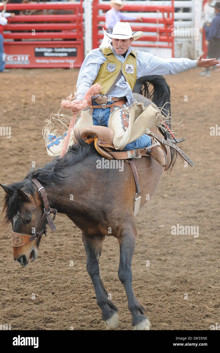 22. April 2011 - Clovis, Kalifornien, USA - Jeff Rianda von Tres Pinos, fährt CA Slum Lord Clovis Rodeo. (Kredit-Bild: © Matt Cohen/Southcreek Global/ZUMAPRESS.com) Stockfoto