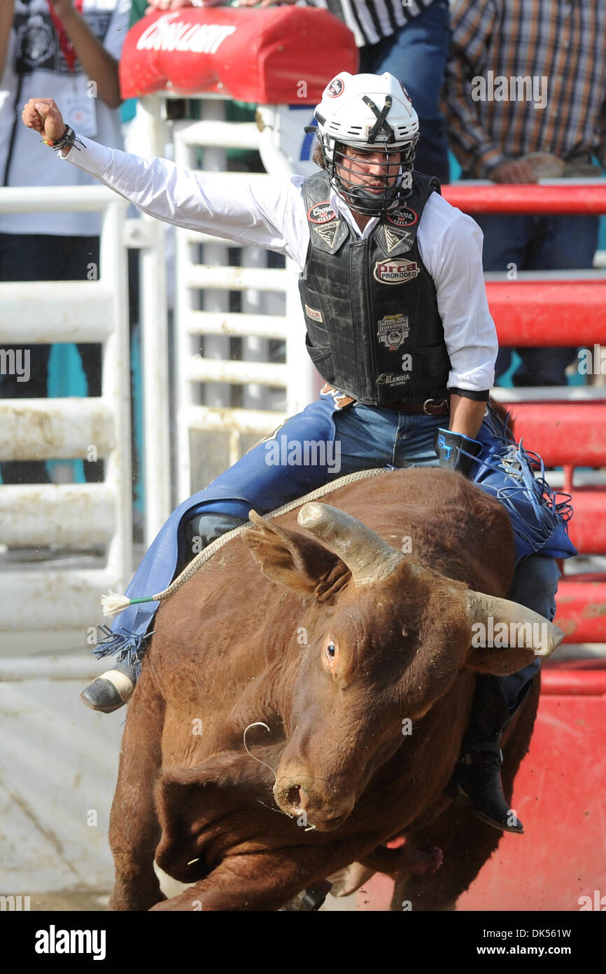 23. April 2011 - Clovis, Kalifornien, USA - Bo Bacigalupi der Oakdale, fährt ca. 575 beim Clovis Rodeo. (Kredit-Bild: © Matt Cohen/Southcreek Global/ZUMAPRESS.com) Stockfoto