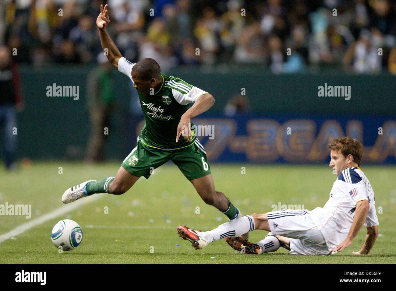 23. April 2011 - Carson, Kalifornien, USA - Los Angeles Galaxy vorwärts Mike Magee #18 rutschen in und nimmt heraus Portland Timbers Mittelfeldspieler Darlington Nagbe #6 in der Major League Soccer Spiel zwischen Portland Timbers und die Los Angeles Galaxy im Home Depot Center. Die Galaxie fuhr fort, um die Hölzer mit einem Endstand von 3: 0 zu besiegen. (Kredit-Bild: © Brandon Parry/Southcreek Stockfoto