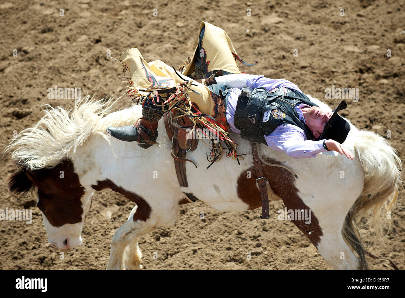 24. April 2011 - Clovis, Kalifornien, US - Fahrten Joe Gunderson Agar, SD Charley Russell beim Clovis Rodeo. (Kredit-Bild: © Matt Cohen/Southcreek Global/ZUMAPRESS.com) Stockfoto