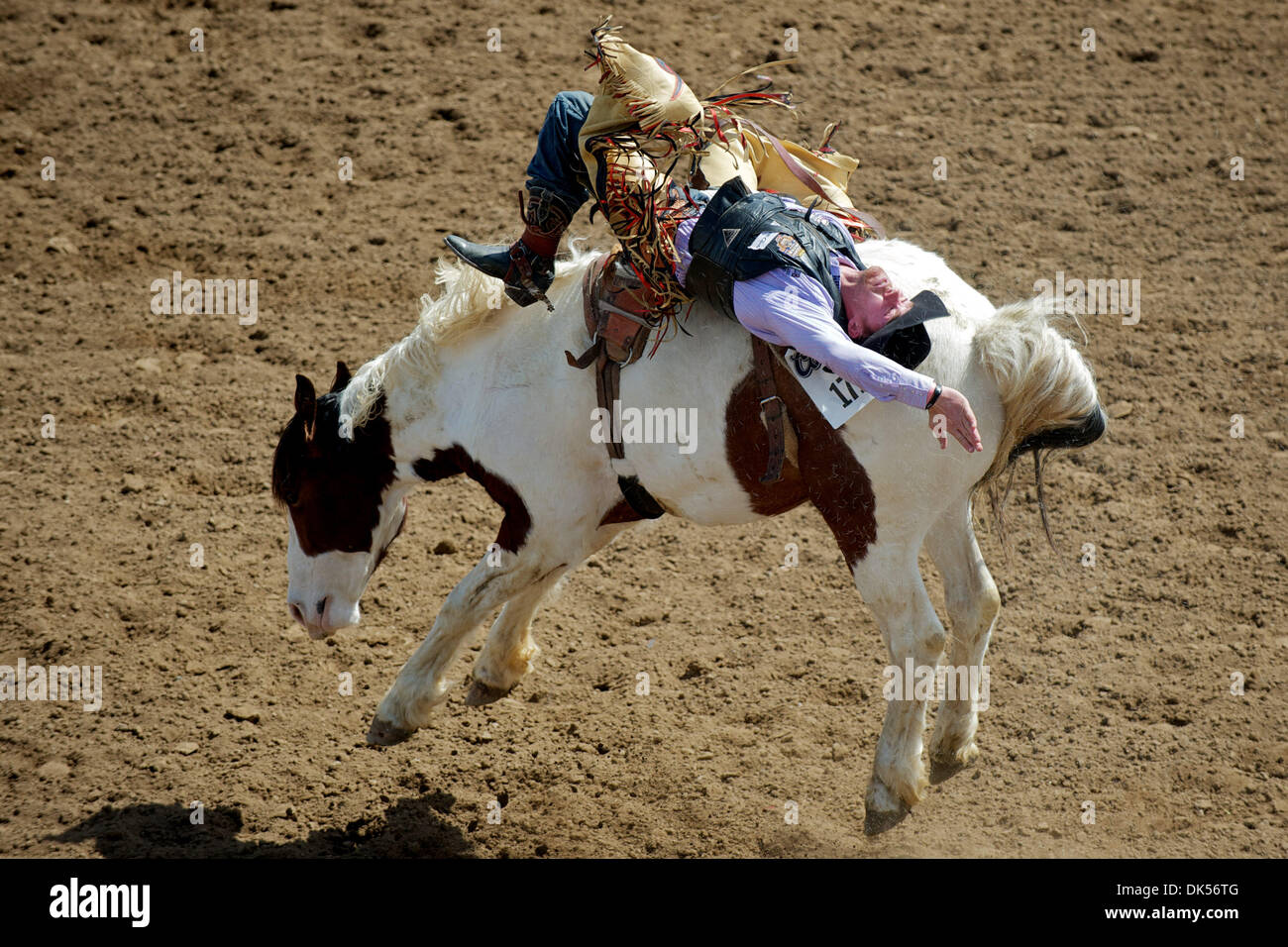 24. April 2011 - Clovis, Kalifornien, US - Fahrten Joe Gunderson Agar, SD Charley Russell beim Clovis Rodeo. (Kredit-Bild: © Matt Cohen/Southcreek Global/ZUMAPRESS.com) Stockfoto