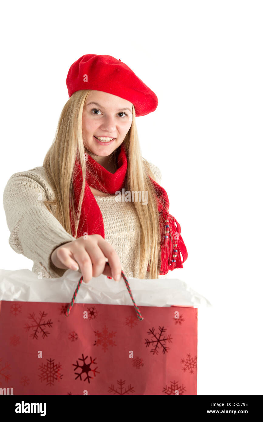 Eine lächelnde junge Frau hält eine Geschenktüte bietet es dem Betrachter Stockfoto