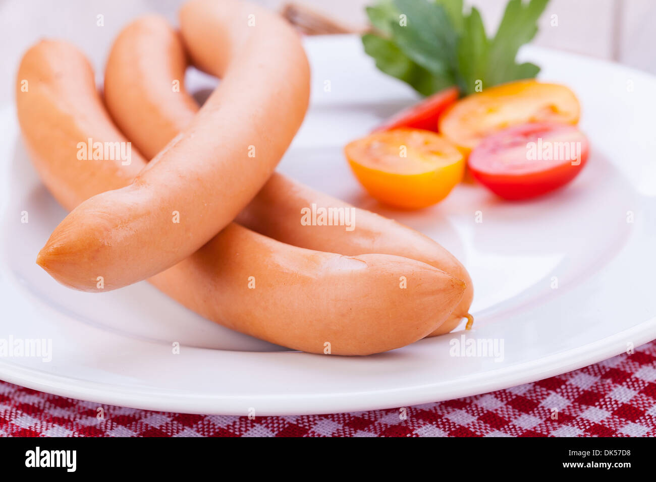 leckere traditionelle Schweinefleisch Würstchen Frankfurter Snack Essen auf Tisch Stockfoto