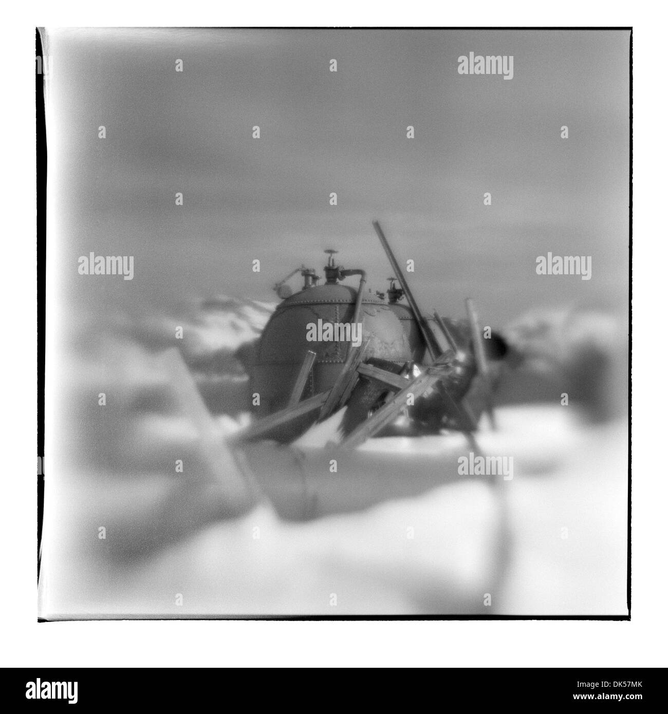 Antarktis, Deception Island, verschwommene schwarz-weiß Bild rosten Kessel im Schnee Whalers Cove Stockfoto