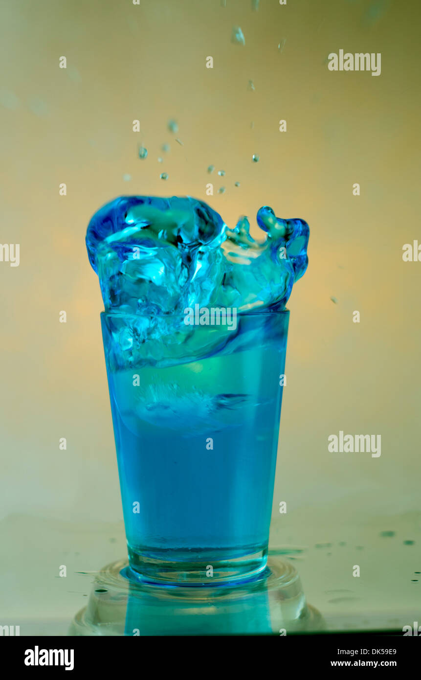 Glas blau Wasser plantschen Stockfoto