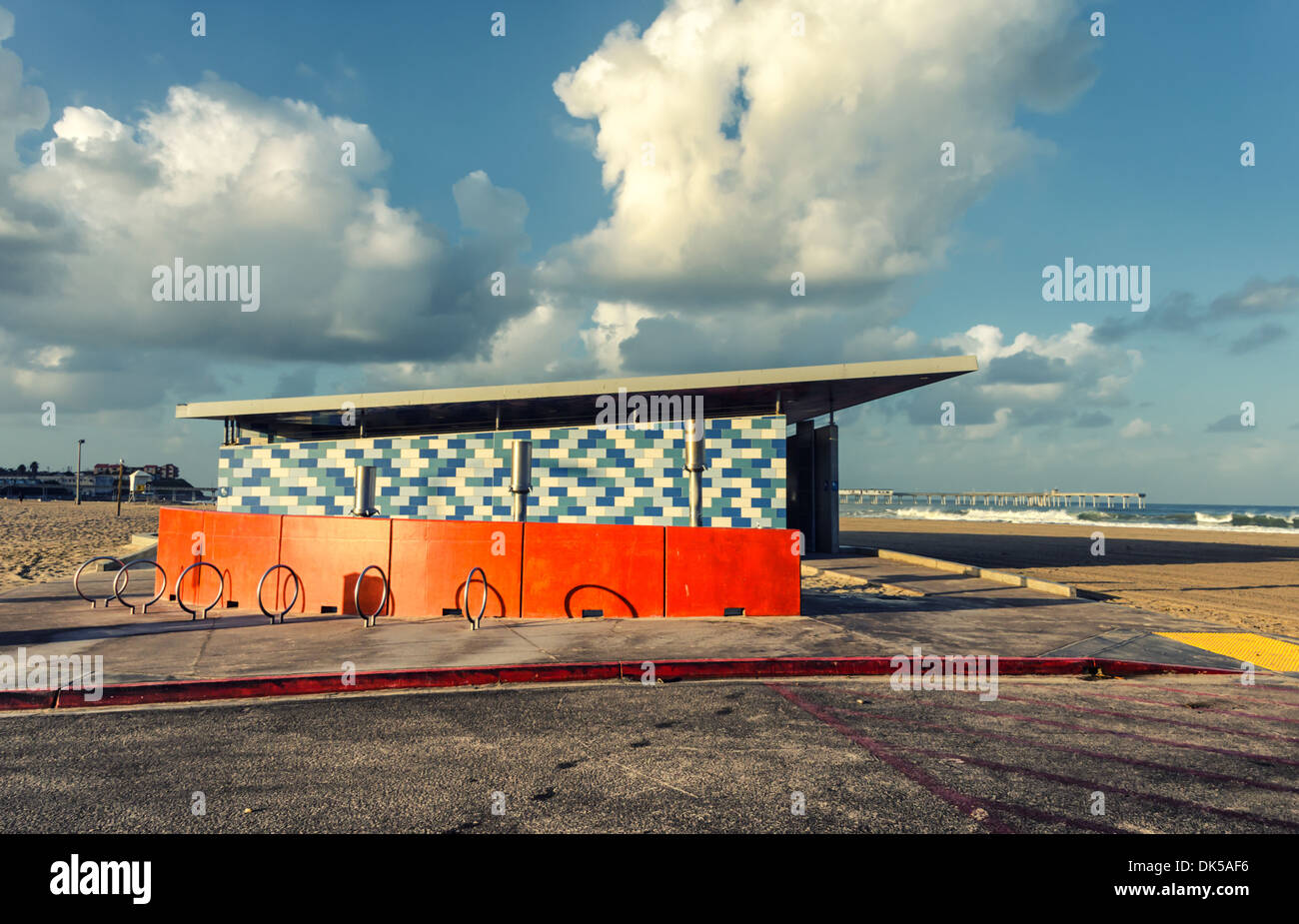 Eine öffentliche Toilette am Strand. San Diego, Kalifornien, USA. Stockfoto