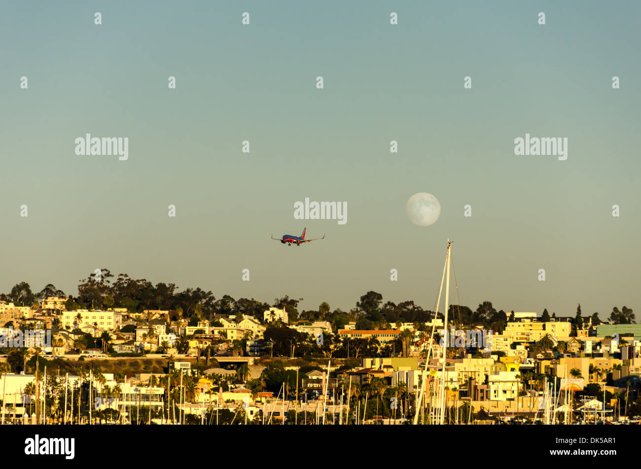 Flugzeug in Richtung San Diego International Airport bei Mondaufgang. San Diego, California, Vereinigte Staaten von Amerika. Stockfoto