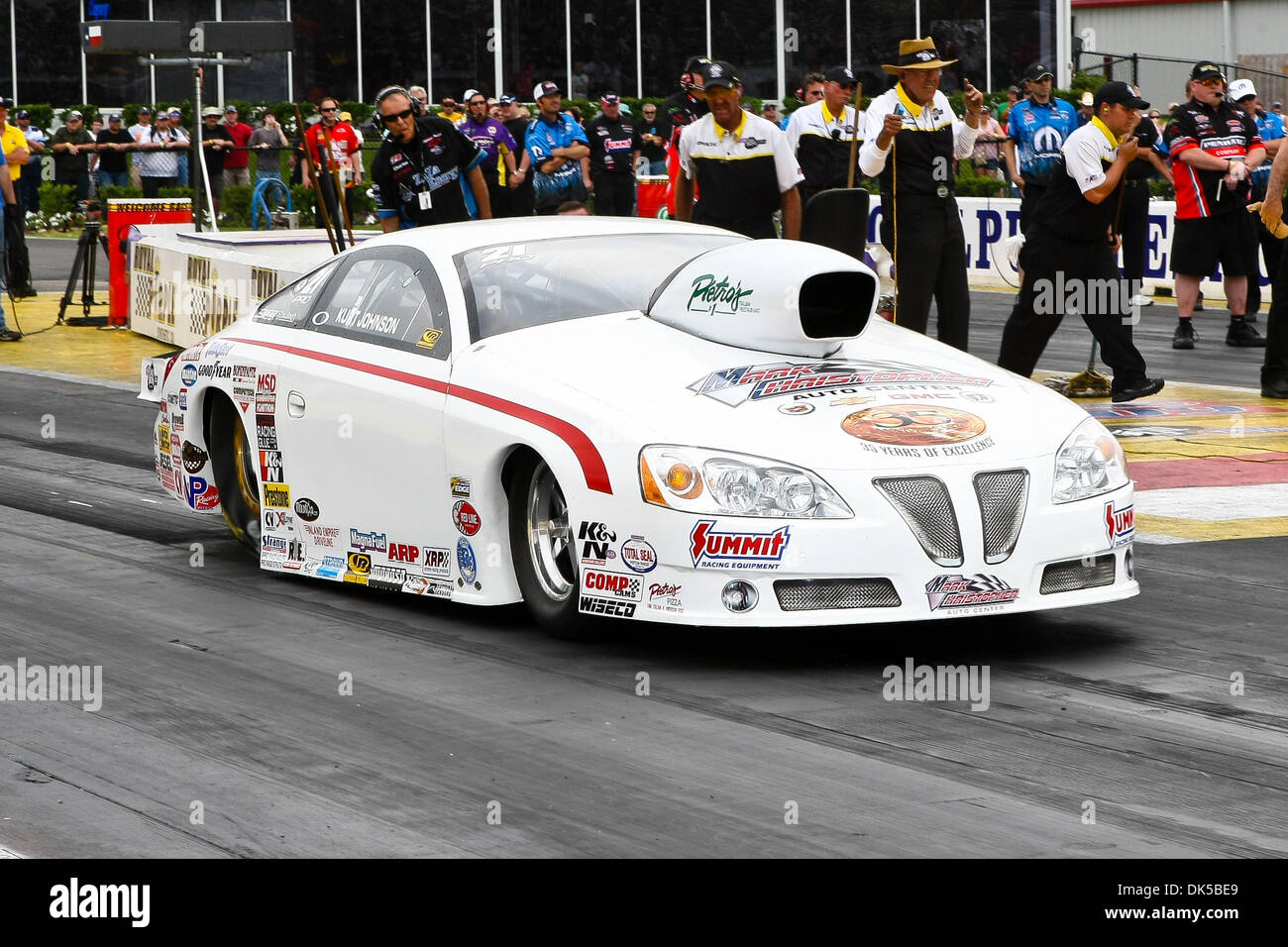 30. April 2011 - Baytown, Texas, US - Kurt Johnson (21) Treiber für die Mark Christopher Auto-Center-Team macht einen qualifizierenden Pass während der O'Reilly Auto Teile Frühjahr Staatsangehörige auf dem königlichen Purpur Raceway in Baytown, Texas. (Kredit-Bild: © Dan Wozniak/Southcreek Global/ZUMAPRESS.com) Stockfoto