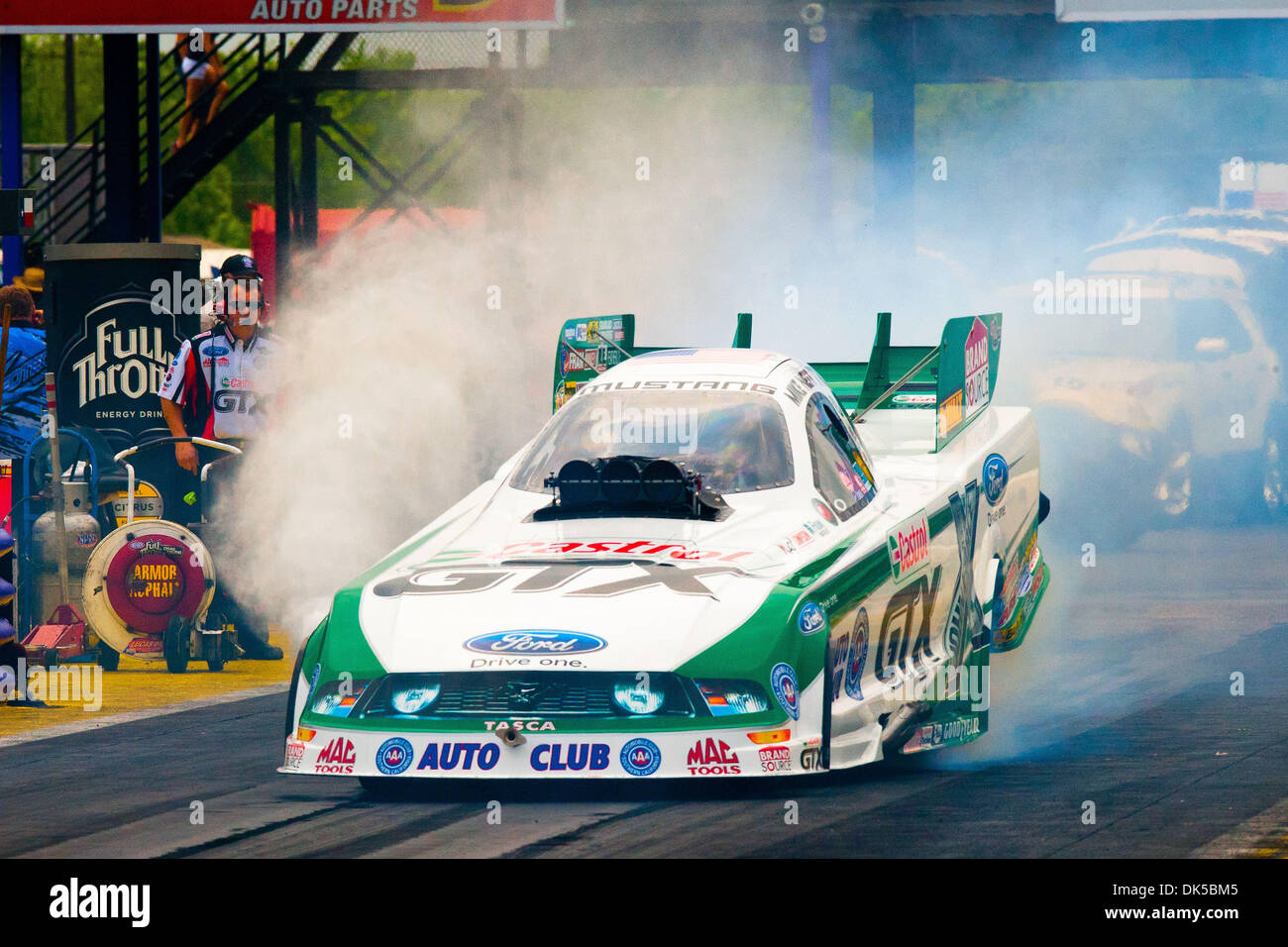 30. April 2011 - Baytown, Texas, USA - Funny Car Fahrer Mike Neff (7701) ausziehen an der Startlinie während den O'Reilly Autoparts Frühling Nationals in königlichem Purpur Raceway Park in Baytown, TX. (Kredit-Bild: © Juan DeLeon/Southcreek Global/ZUMAPRESS.com) Stockfoto