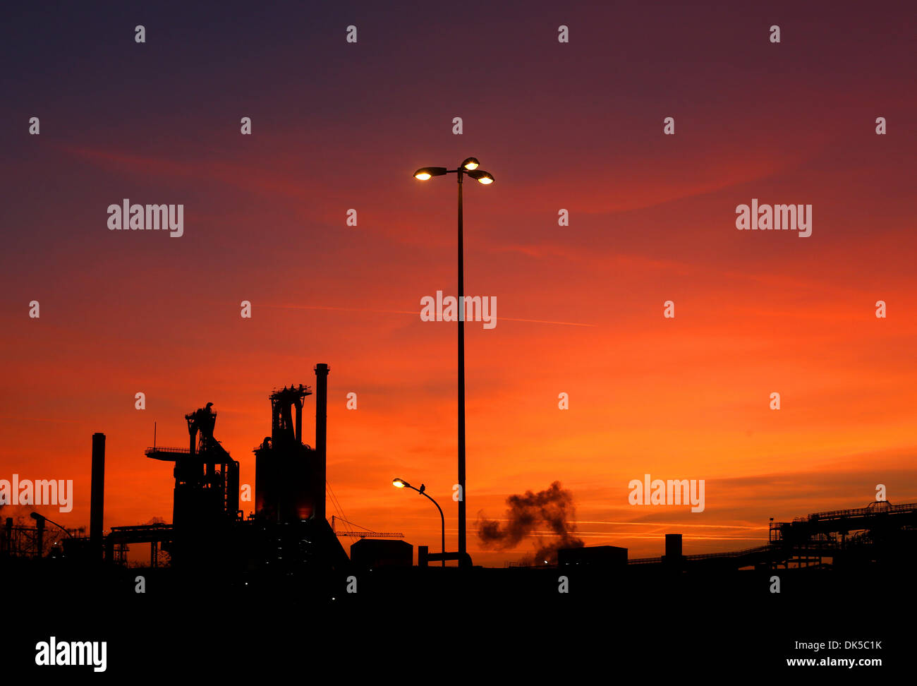 Duisburg, Deutschland. 2. Dezember 2013. Die Sonne geht hinter zwei Hochöfen der Stahlhersteller ThyssenKrupp in Duisburg, Deutschland, 2. Dezember 2013. Das Stahlunternehmen hatte den Verkauf eines Stahlwerks in den USA am 30. November 2013 angekündigt. Die Firma arge finanzielle Probleme geraten Schulden von 1,5 Milliarden Euro im Geschäftsjahr 2013. Foto: ROLAND WEIHRAUCH/Dpa/Alamy Live News Stockfoto