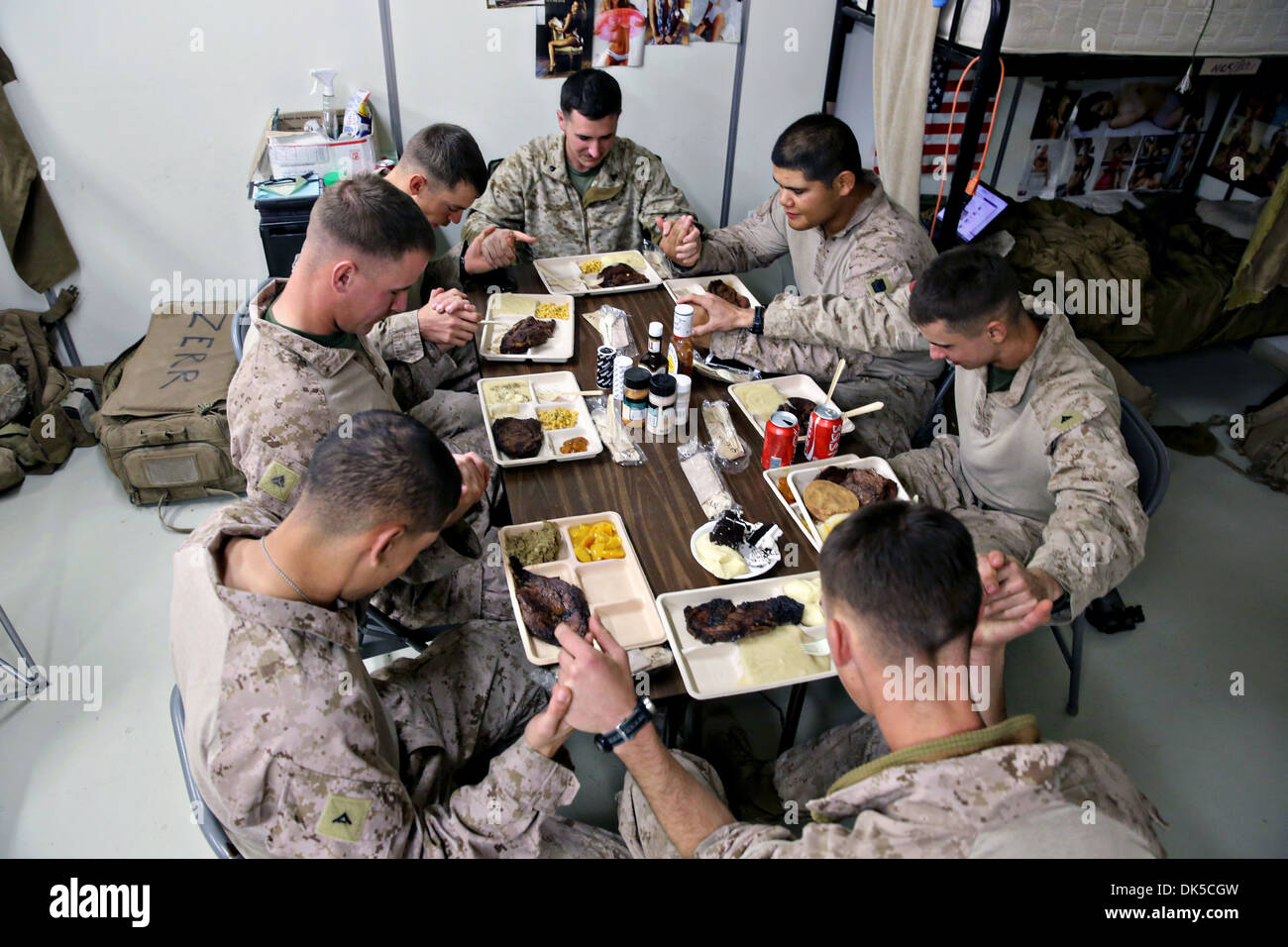 US-Marines mit 3. Bataillon, beten 7. Marineregiment Security Force Beraterteam, bevor sie genießen ihre Thanksgiving-Dinner 28. November 2013 in Delaram, Afghanistan. Stockfoto