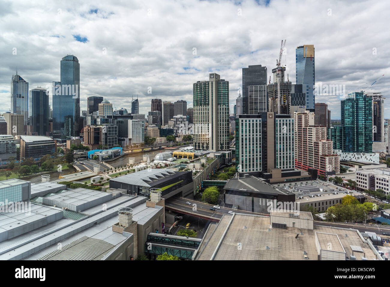 Skyline von Melbourne aus Crown Casino Komplex gezeigt. Stockfoto