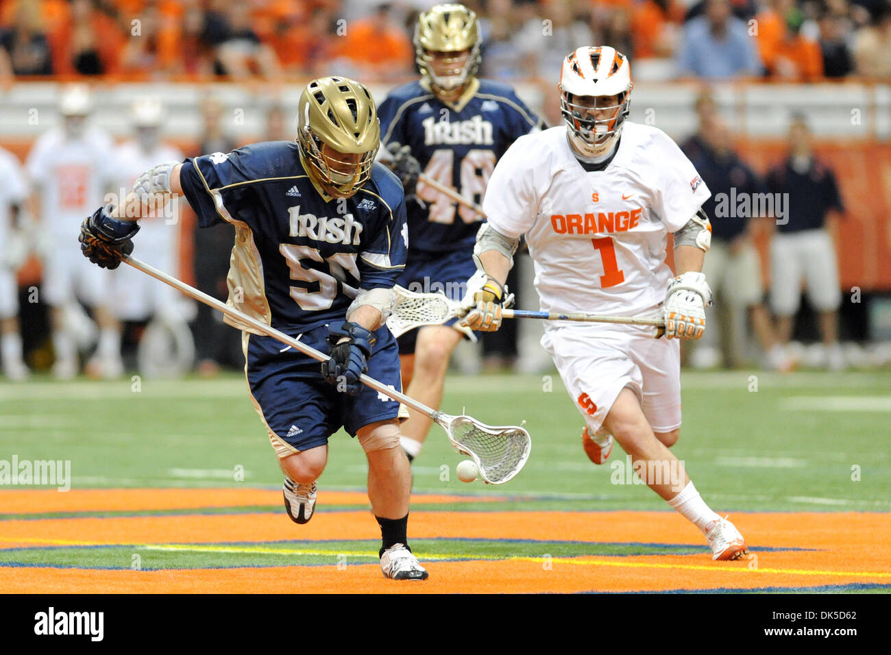 1. Mai 2011 - schöpft Syracuse, New York, USA - Notre Dame Fighting Irish Verteidiger Andrew Irving (50) den losen Ball im vierten Quartal gegen die Syracuse Orange. Syrakus besiegt bestplatzierten Notre Dame 11-8 im Carrier Dome in Syracuse, NY. (Kredit-Bild: © Michael Johnson/Southcreek Global/ZUMAPRESS.com) Stockfoto