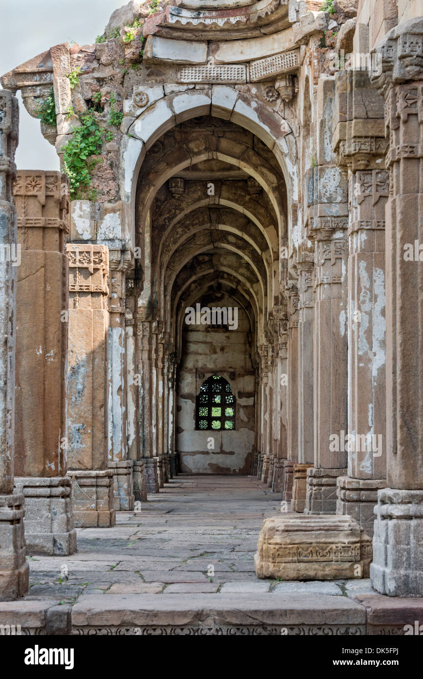 Korridor rund um Innenhof mit spitzbogigen Bögen, Jami Masjid, Champaner-Pavagadh archäologischer Park, Bundesstaat Gujarat, Indien Stockfoto
