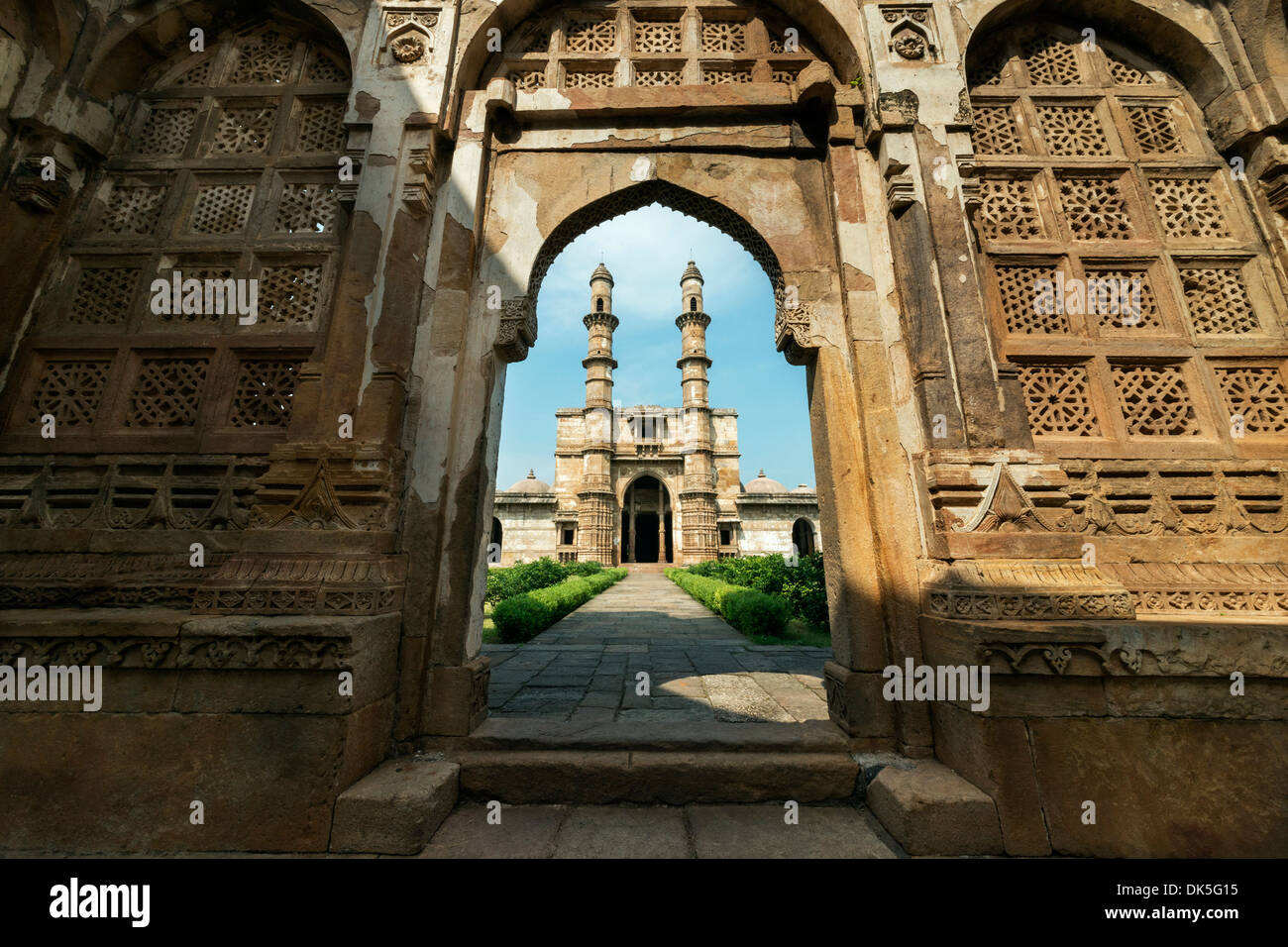 Jami Masjid von Osten Veranda mit geschnitzten Stein Jalis, Champaner-Pavagadh archäologischer Park, Bundesstaat Gujarat, Indien Stockfoto