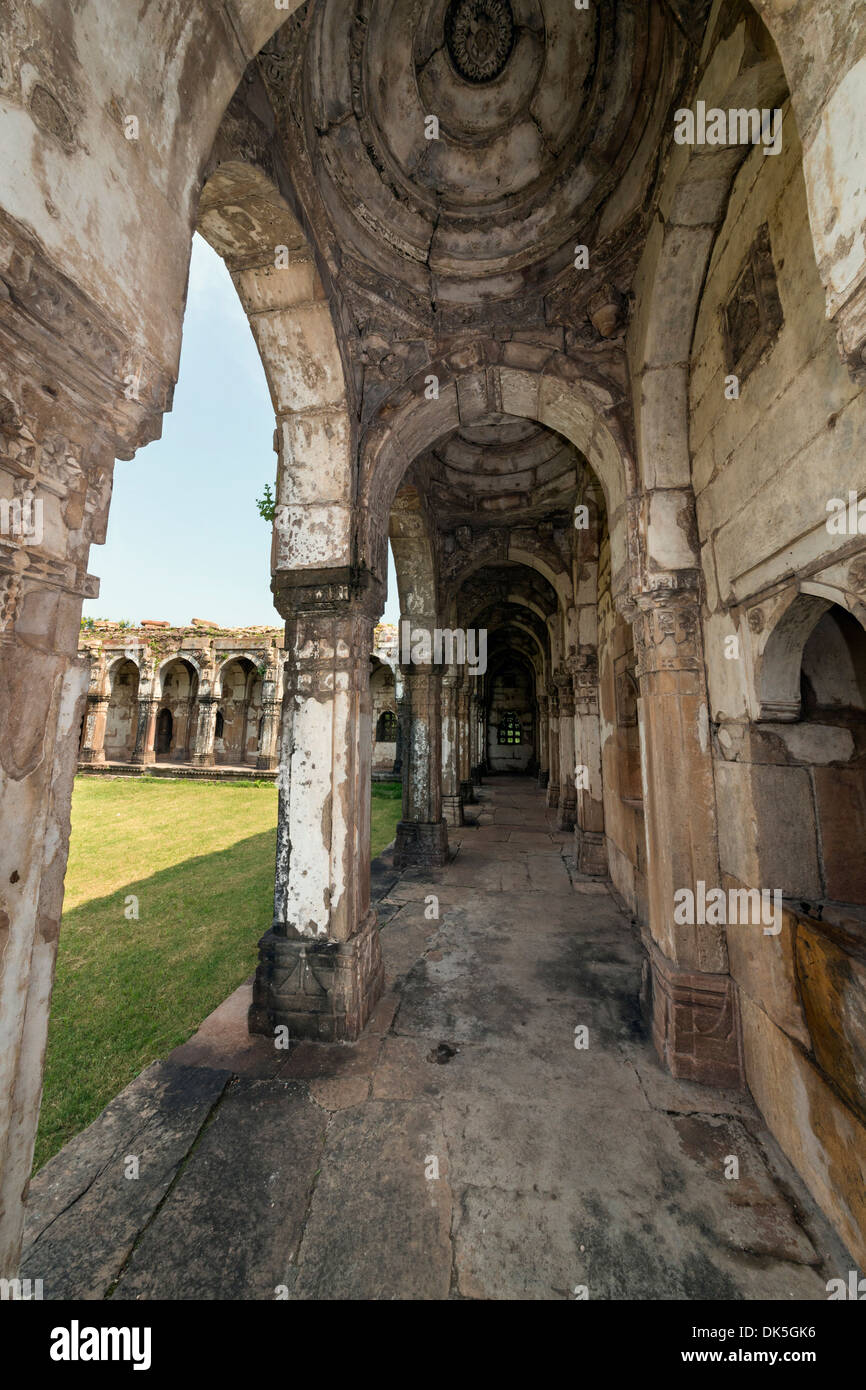 Korridor rund um Jami Masjid Hof, Champaner-Pavagadh archäologischer Park, Bundesstaat Gujarat, Indien Stockfoto