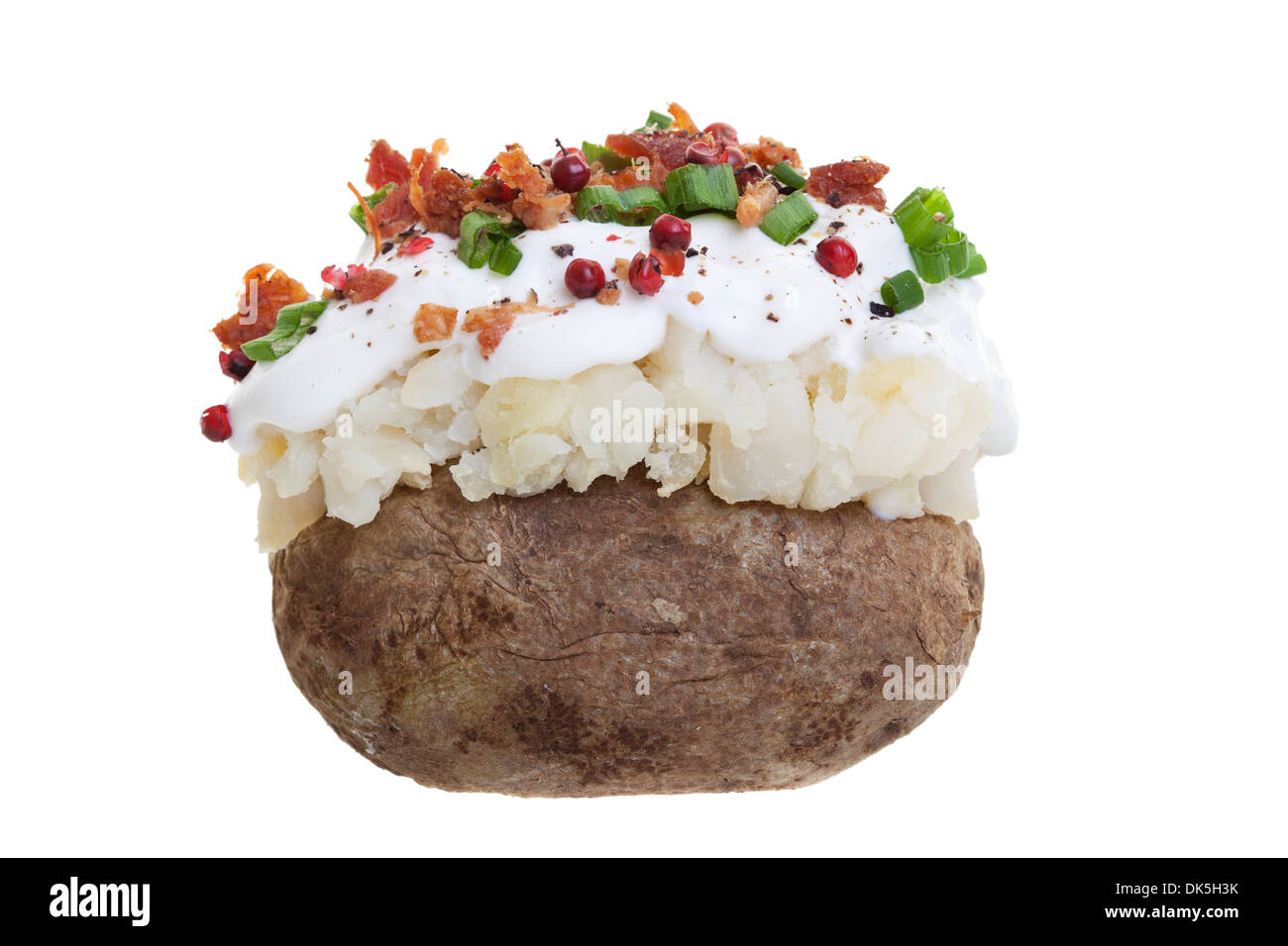 Eine gefüllte Ofenkartoffel mit Sauerrahm, Speck und Frühlingszwiebeln. Geschossen Sie auf einem weißen Hintergrund. Stockfoto