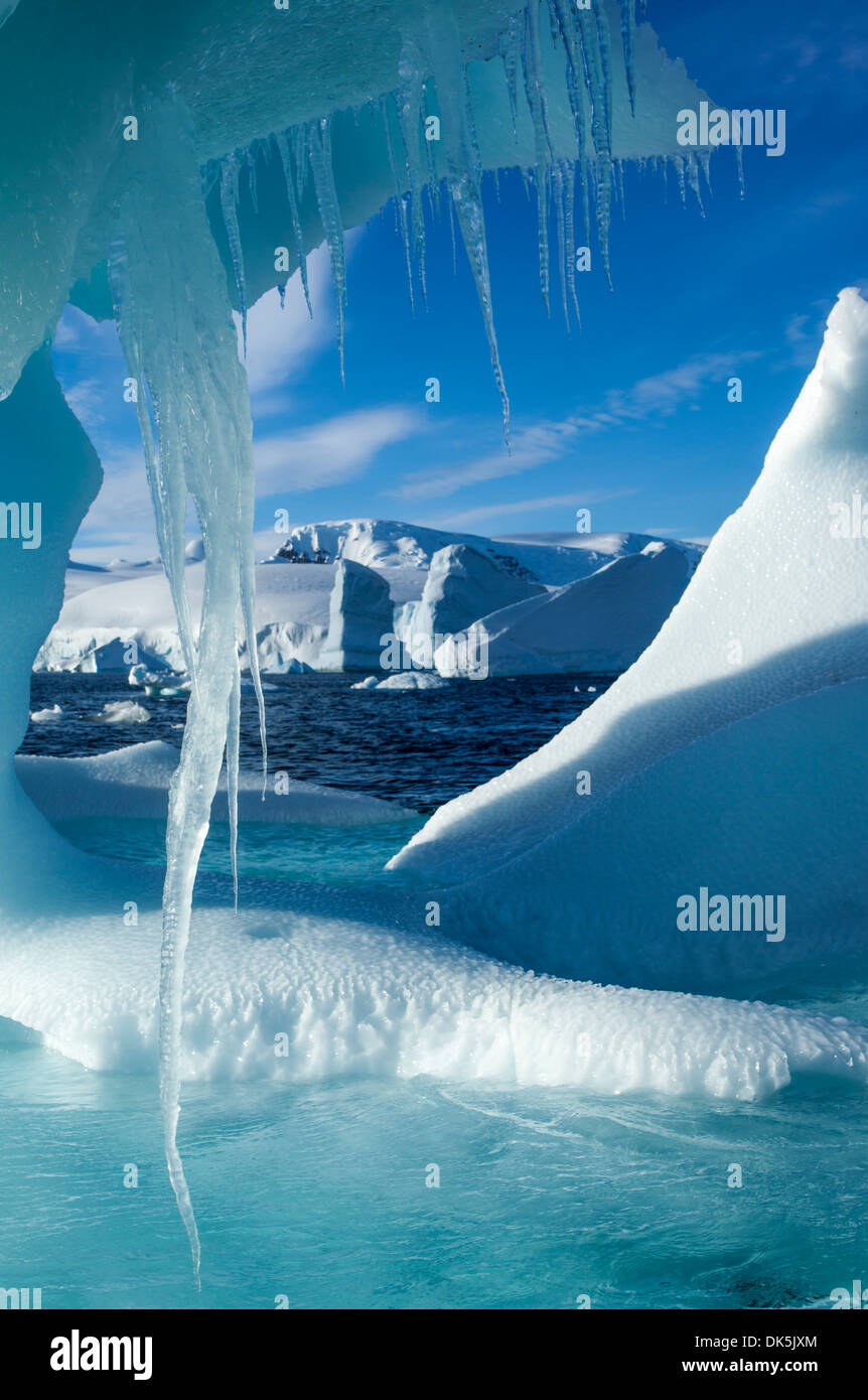 Antarktis, hängt Eiszapfen aus schmelzenden Eisberg schwebt in der Nähe von Enterprise-Insel in der Wilhelmina Bay entlang der antarktischen Halbinsel Stockfoto