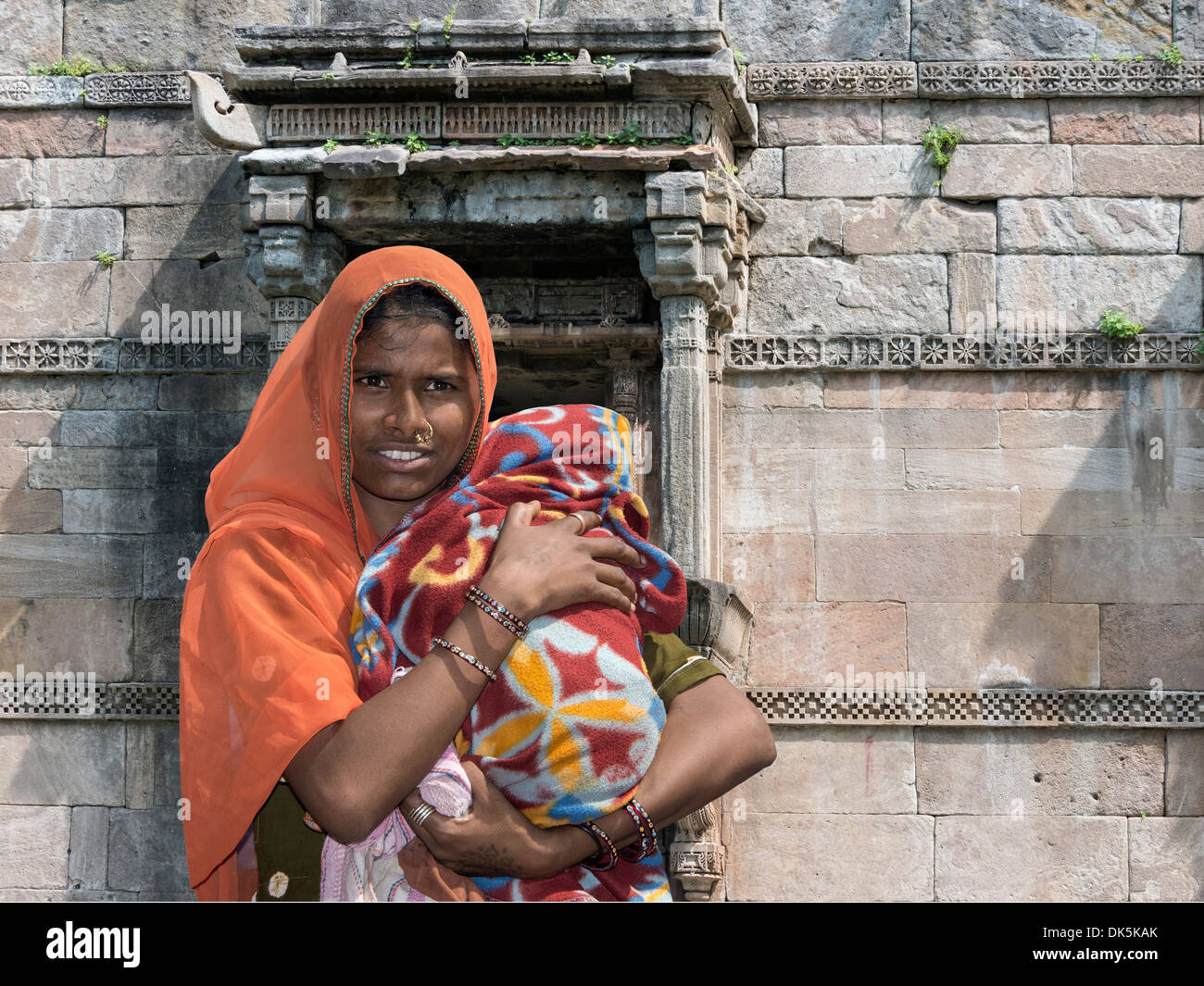 Mutter mit jungen Baby Jami Masjid, Champaner-Pavagadh archäologischer Park, Bundesstaat Gujarat, Indien Stockfoto