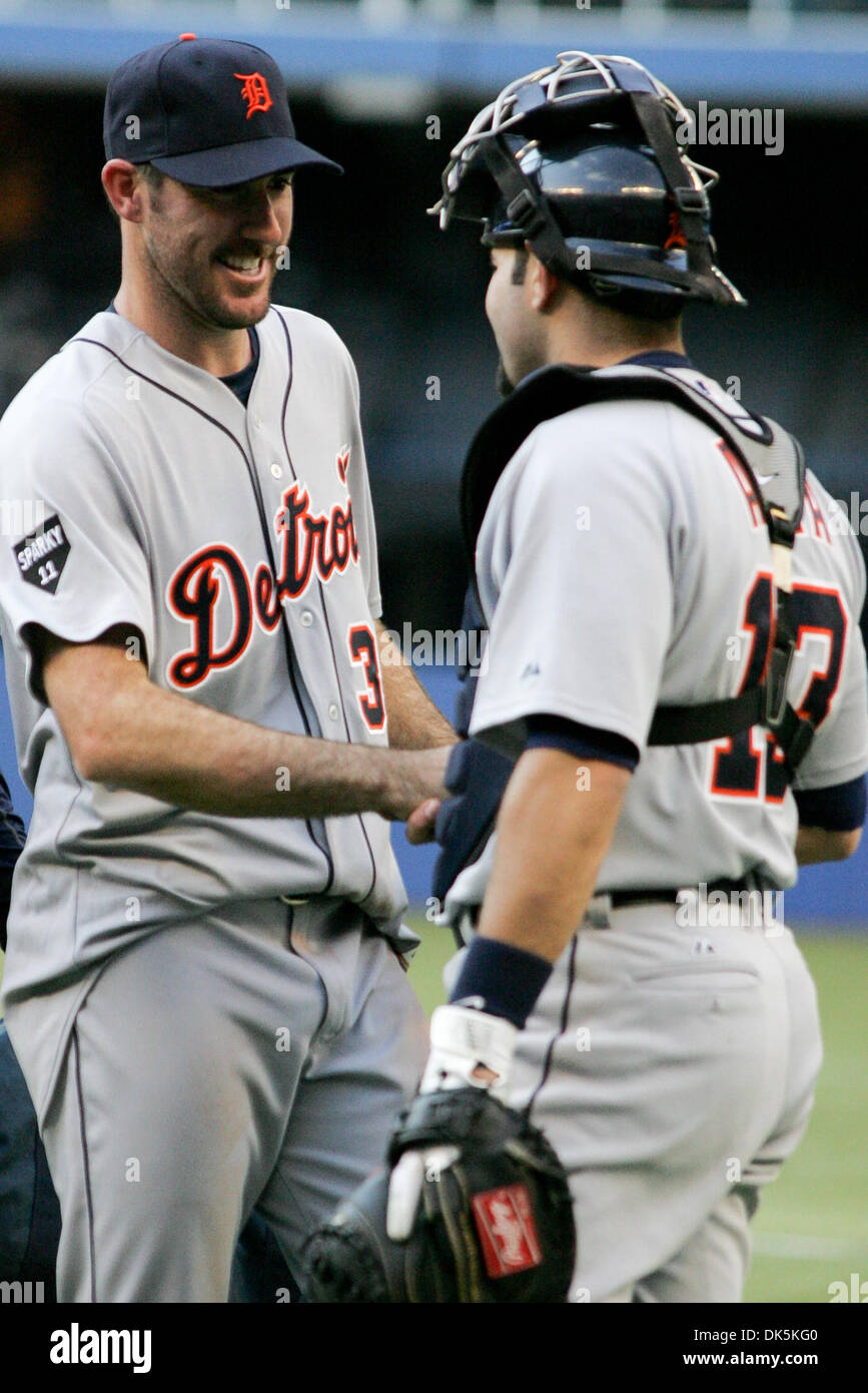 7. Mai 2011 feiert - Toronto, Ontario, Kanada - Tigers Krug Justin Verlander (35) mit Catcher im Rogers Centre in Toronto Ontario spielte Alex Avila (13) nach seiner endgültigen Stellplatz seine 2. No-Hitter seiner Karriere beim Sieg gegen den blauen Jays.The Detroit Tigers abschließen die Blue Jays 9: 0 besiegt. (Kredit-Bild: © Steve Dachgaube/Southcreek Global/ZUMAPRESS.com) Stockfoto