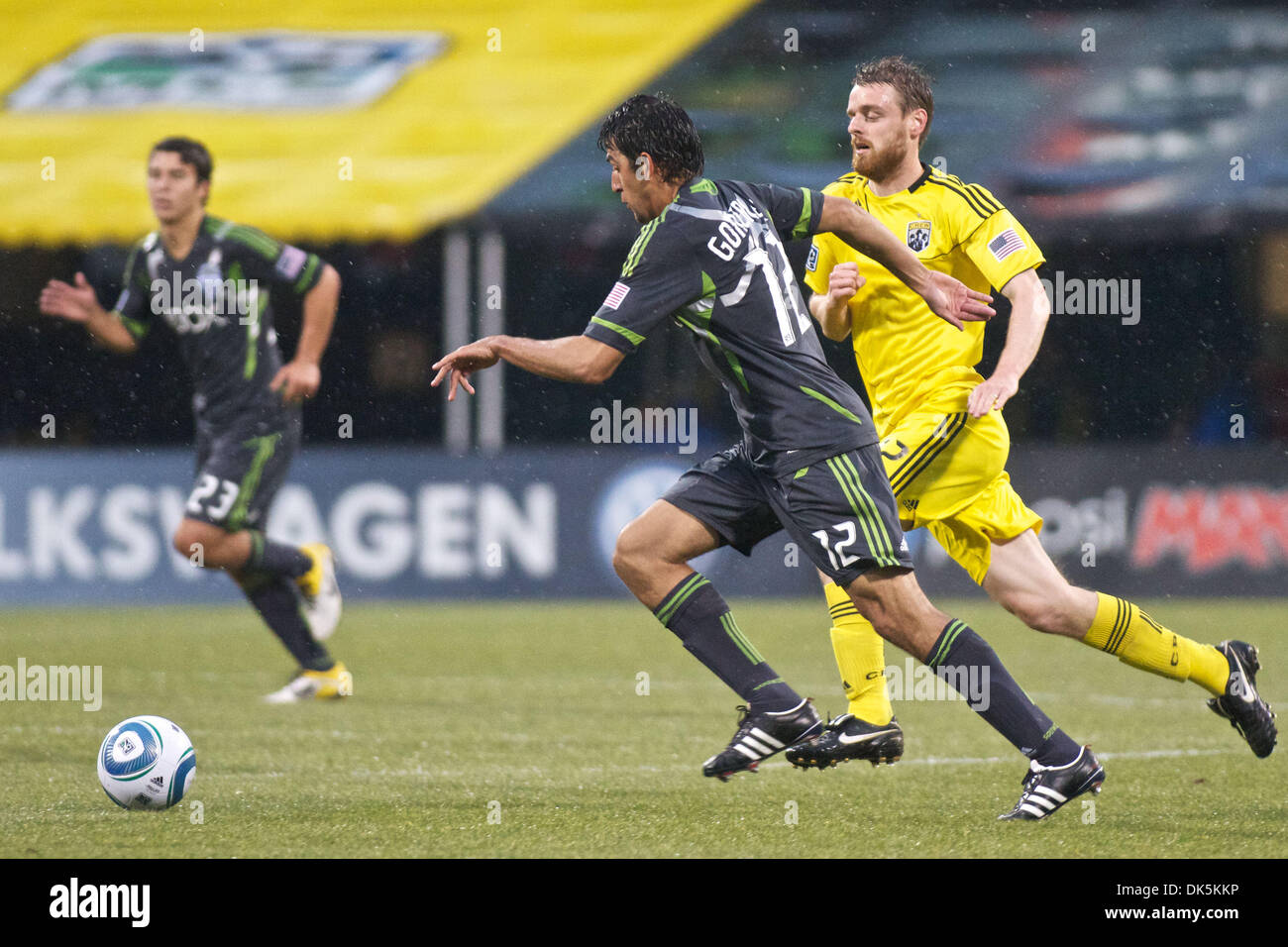 7. Mai 2011 - Columbus, Ohio, USA - Sounders FC Verteidiger Leonardo Gonzalez (12) Rennen Columbus Crew Mittelfeldspieler Eddie Gaven (12), den Ball in der ersten Hälfte des Spiels zwischen Sounders FC und Columbus Crew Stadium Crew, Columbus, Ohio.  Columbus und Seattle gebunden 1-1. (Kredit-Bild: © Scott Stuart/Southcreek Global/ZUMAPRESS.com) Stockfoto