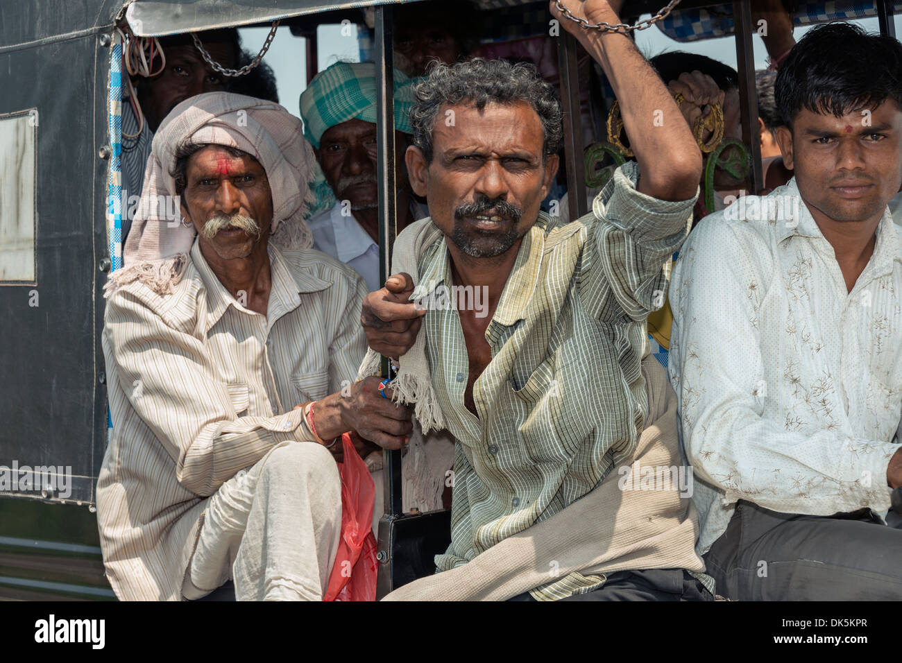 Männer auf lokalen Bus in der Nähe von Vada Talav, Champaner-Pavagadh archäologischer Park, Bundesstaat Gujarat, Indien Stockfoto