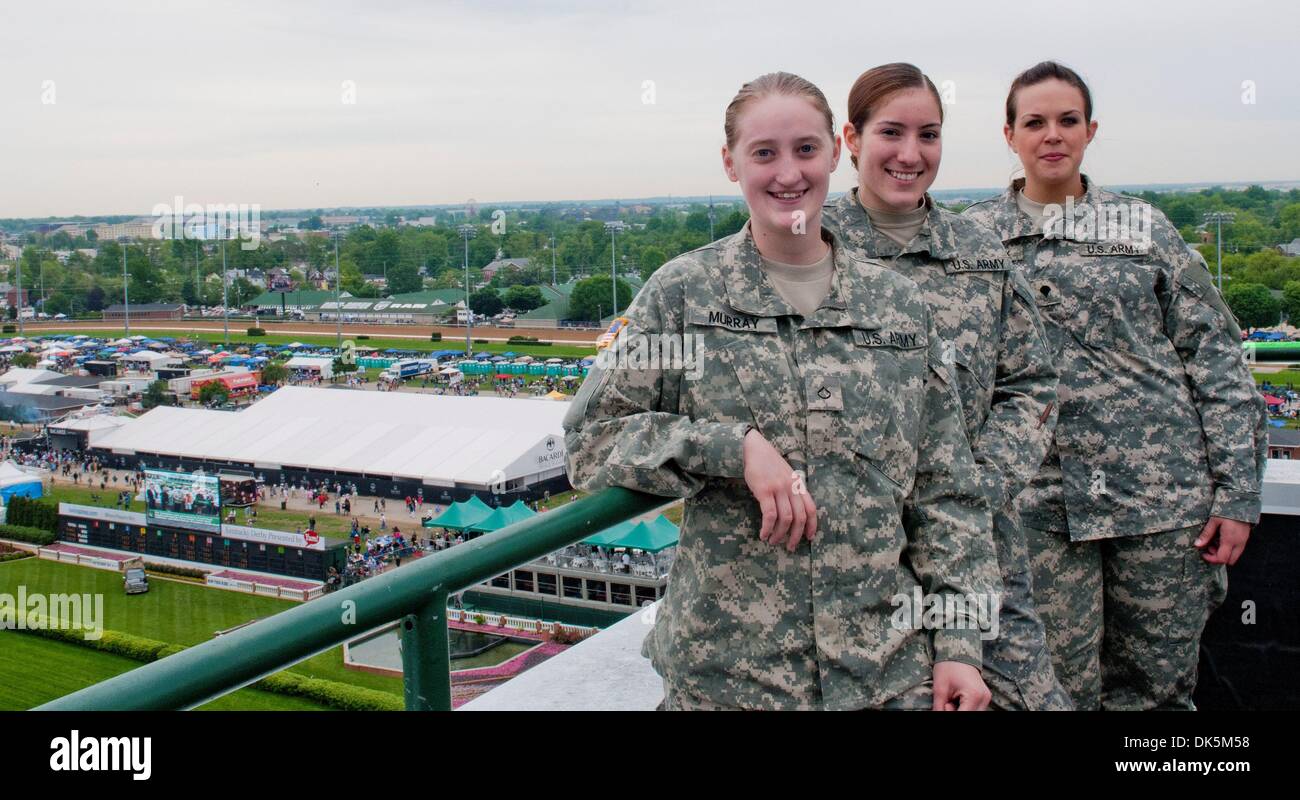 7. Mai 2011 -'s Louisville, Kentucky, USA - Lady aus Kentucky Nationalgarde vor laufendem 137. das Kentucky Derby vor einer Kulisse von Kirche Hill Downs in Louisville, KY. (Kredit-Bild: © Scott Davis/Southcreek Global/ZUMAPRESS.com) Stockfoto