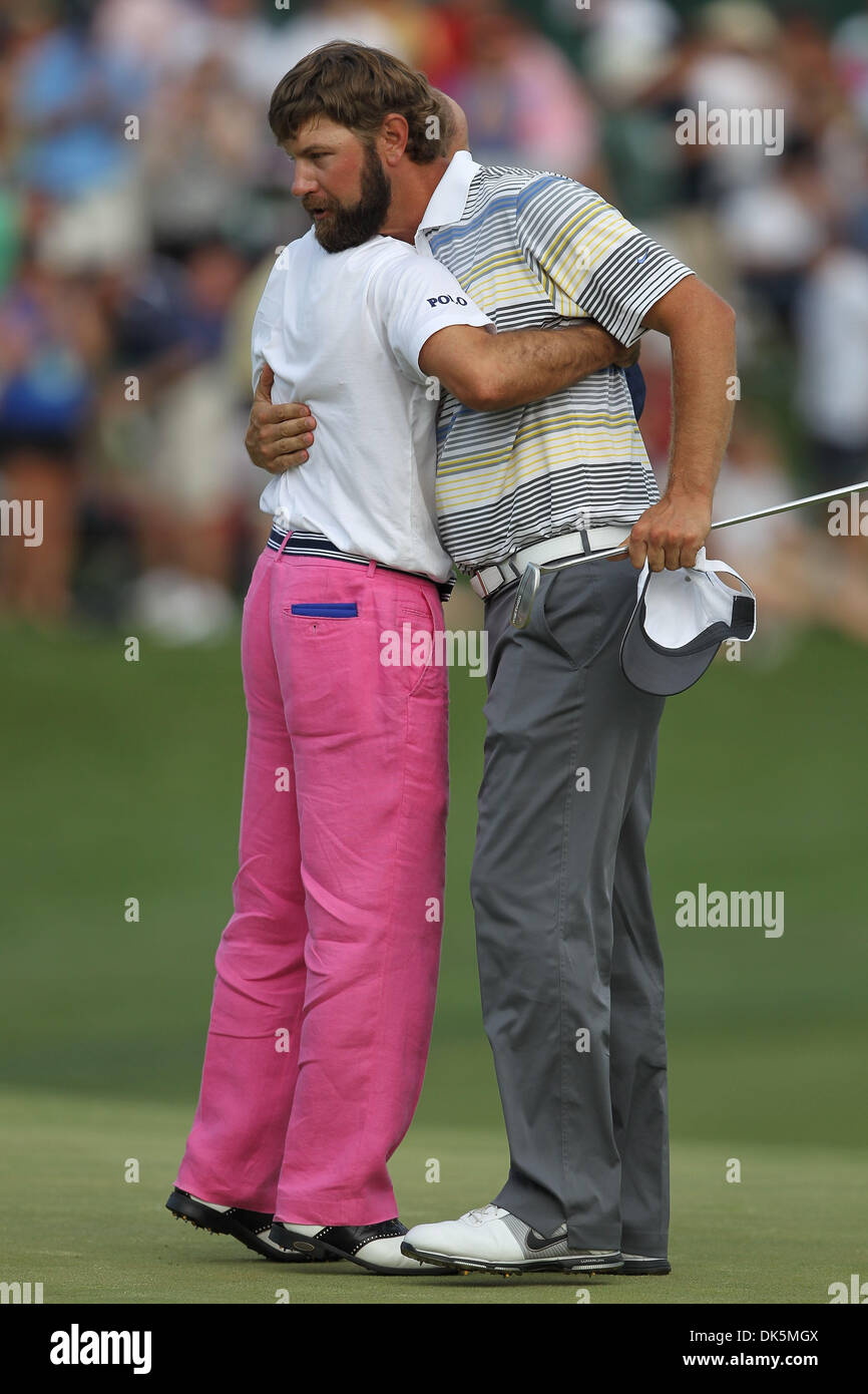 8. Mai 2011 - Charlotte, North Carolina, USA - LUCAS GLOVER bekommt eine Glückwunsch Umarmung von JONATHON BYRD am 18. Lucas Glover gewinnt das Turnier im Sudden Death über Jonathan Byrd im Quail Hollow Country Club.  (Kredit-Bild: © Jim Dedmon/ZUMAPRESS.com) Stockfoto