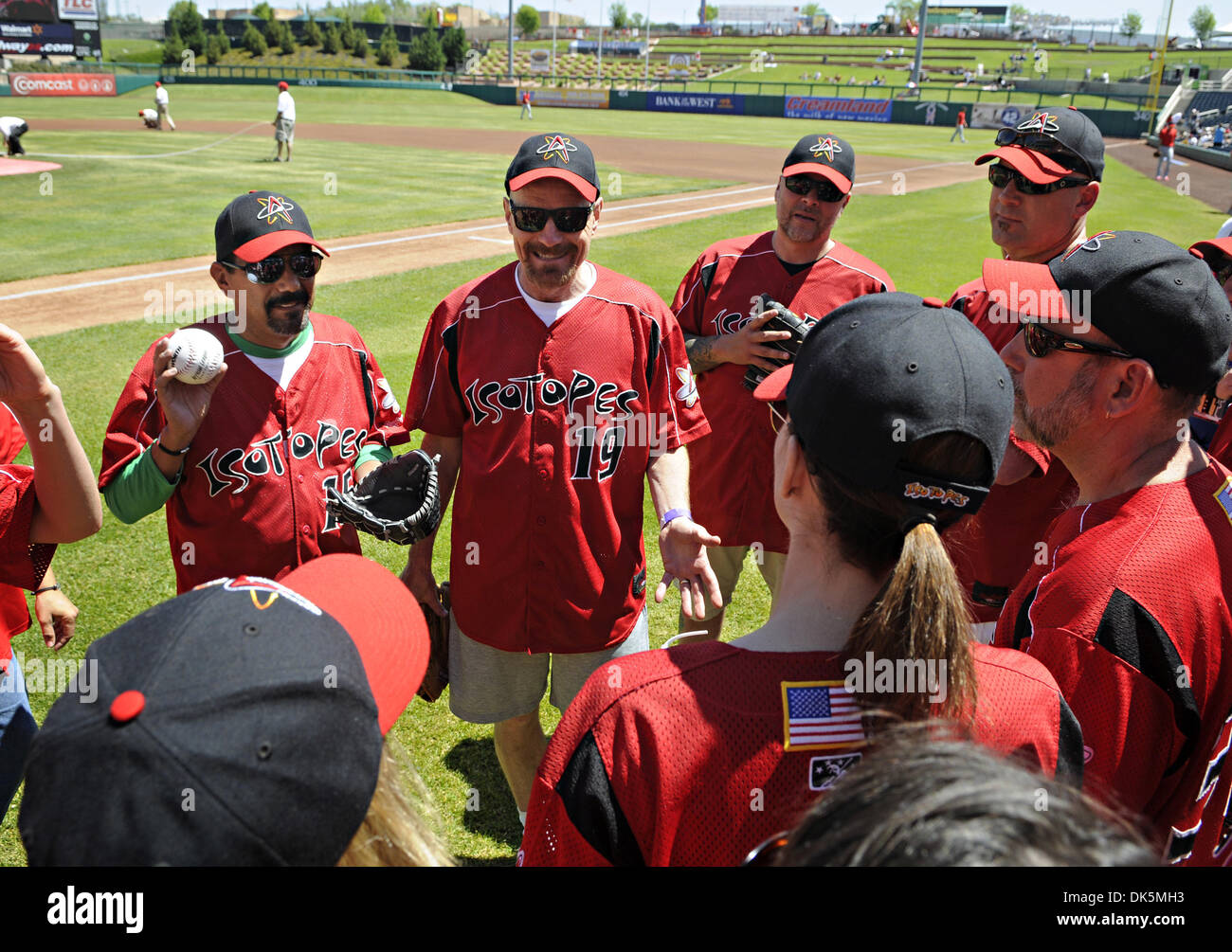 Beraten Sie 8. Mai 2011 - Albuquerque, New Mexico, USA - 050811--von links, Steven Michael Quezada und Bryan Cranston, beide aus Breaking Bad, sich mit ihrem Team vor der Celebrity Softball-Spiel am Isotope Park, Sonntag, 8. Mai 2011. (Kredit-Bild: © Morgan Petroski/Albuquerque Journal/ZUMAPRESS.com) Stockfoto