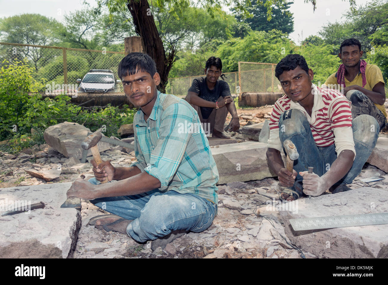 Stein-Arbeiter Vorbereitung Bodenplatten, Pavagadh Hill Road, Champaner-Pavagadh archäologischer Park, Bundesstaat Gujarat, Indien Stockfoto
