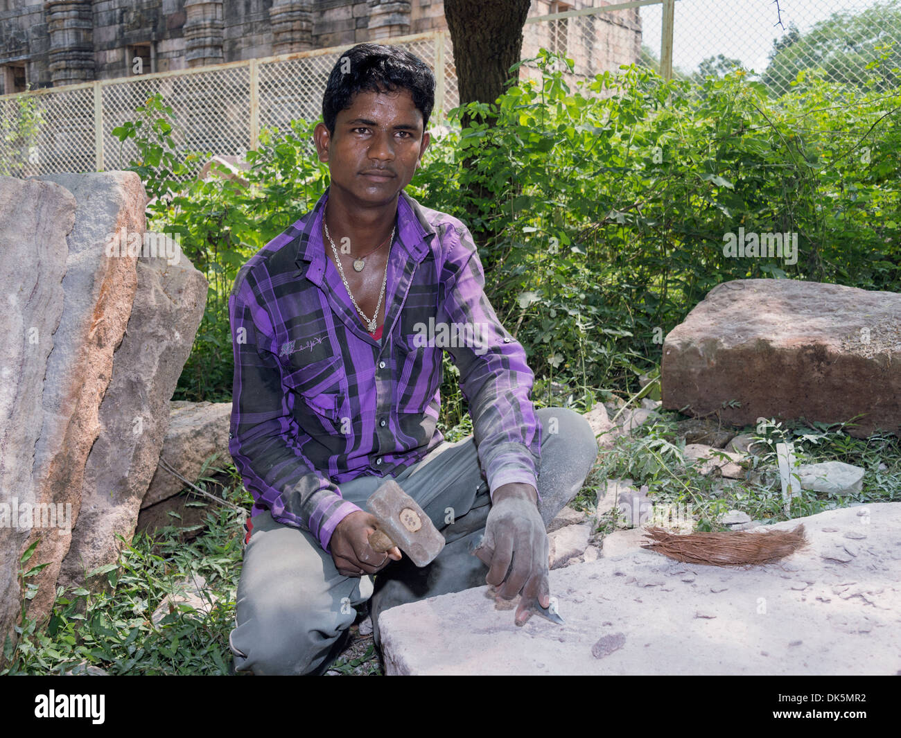 Stein-Arbeiter Vorbereitung Bodenplatte, Pavagadh Hill Road, Champaner-Pavagadh archäologischer Park, Bundesstaat Gujarat, Indien Stockfoto