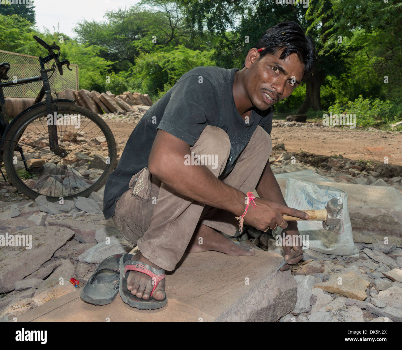 Stein-Arbeiter arbeiten auf Bodenplatte, Pavagadh Hill Road, Champaner-Pavagadh archäologischer Park, Bundesstaat Gujarat, Indien Stockfoto
