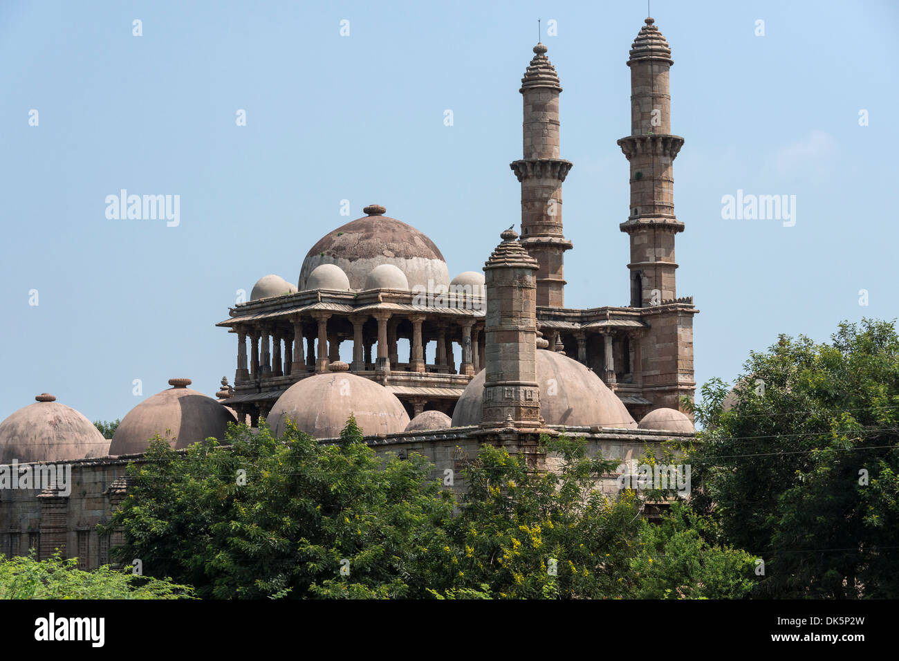 Jami Masjid Kuppeln und Portikus aus dem Heck, Champaner-Pavagadh archäologischer Park, Staat Gujarat, Indien Stockfoto