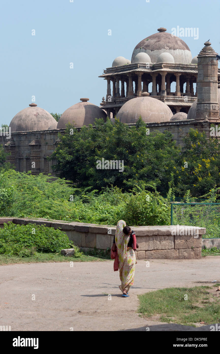 Frau, die schlafendes Kind vorbei Jami Masjid, Champaner-Pavagadh archäologischer Park, Bundesstaat Gujarat, Indien Stockfoto