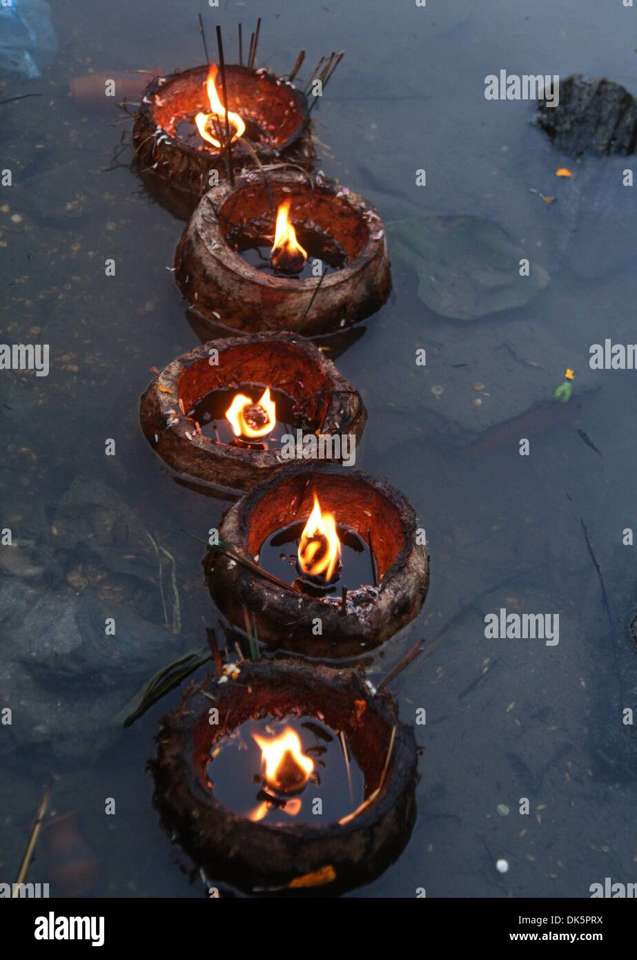 Kathmandu, Nepal. 2. Dezember 2013. Brennende Lampen in Kokosnuss-Schalen von hinduistischen Anhänger angeboten werden schwimmende am Bagmati Fluss in der Nähe von Pashupatinath Tempel in Bala Chaturdashi Festival in Kathmandu, Nepal, 2. Dezember 2013 gesehen. Bala Chaturdashi Festival wird zu Ehren der verstorbenen Mitglieder der Familie markiert wo Anhänger sieben verschiedene Arten von Samen streuen. Am Vortag verbringen Anhänger eine ganze Nacht wach und Beleuchtung Öllampen um den Verstorbenen zu gedenken. Bildnachweis: Sunil Sharma/Xinhua/Alamy Live-Nachrichten Stockfoto