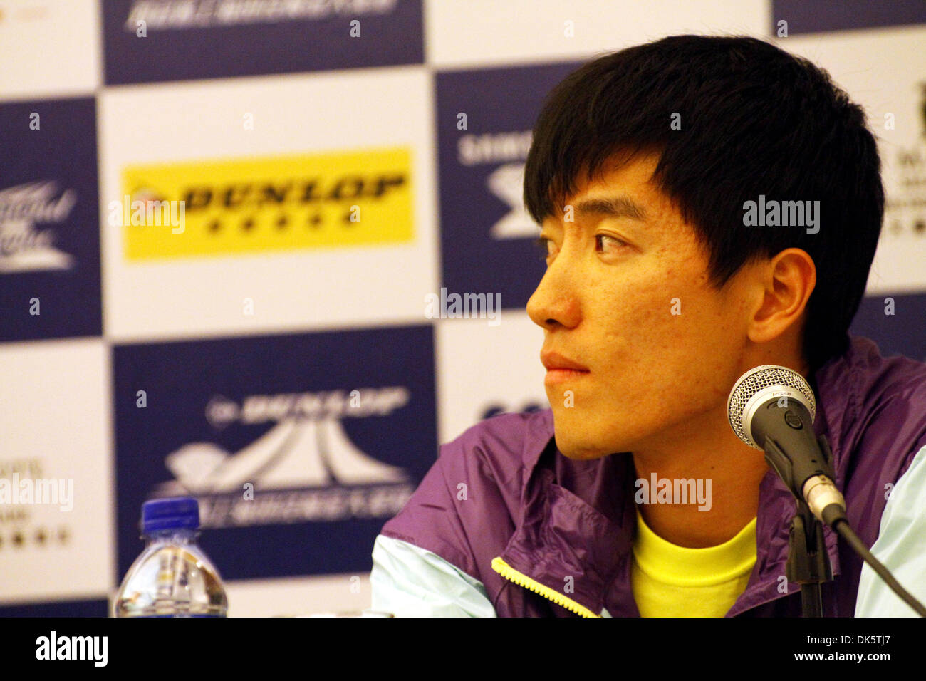 14. Mai 2011 - Shanghai, China - chinesische Hürdenläufer LIU XIANG wartet auf die Übersetzung einer Frage aus der Presse, die am Vortag das Rennen 2004 Olympiasieger im 110-Meter-vor einem Publikum Heimatstadt auf dem Dunlop Shanghai Golden Grand Prix-Leichtathletik-Event Hürden (Credit-Bild: © Jeremy Breningstall/ZUMAPRESS.com) Stockfoto