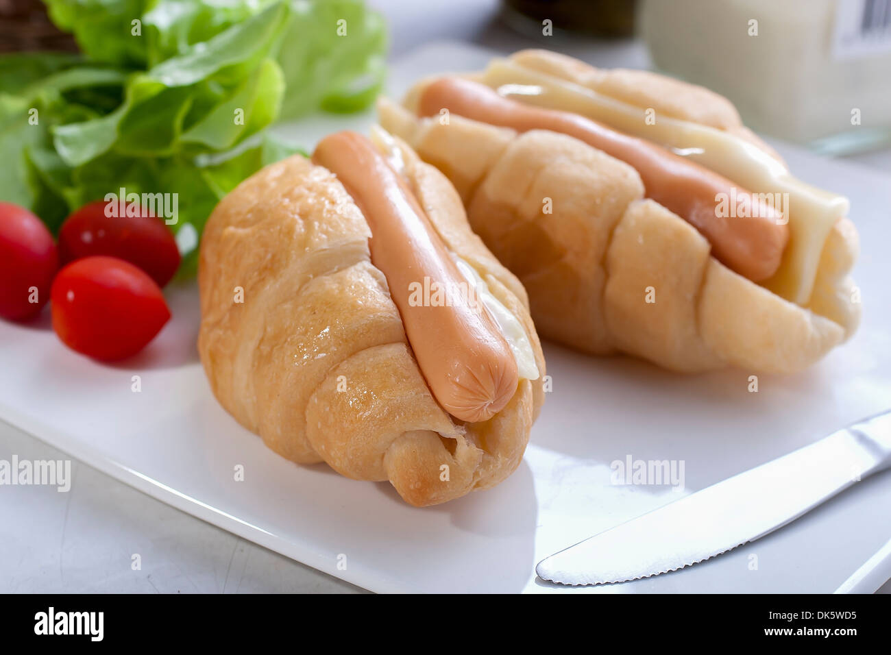 Croissant-Wurst-Käse-Sandwich Stockfoto
