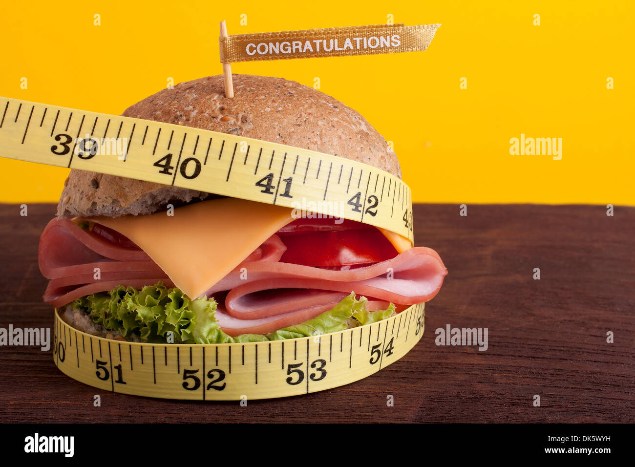 Hamburger, eingewickelt in ein Maßband Stockfoto