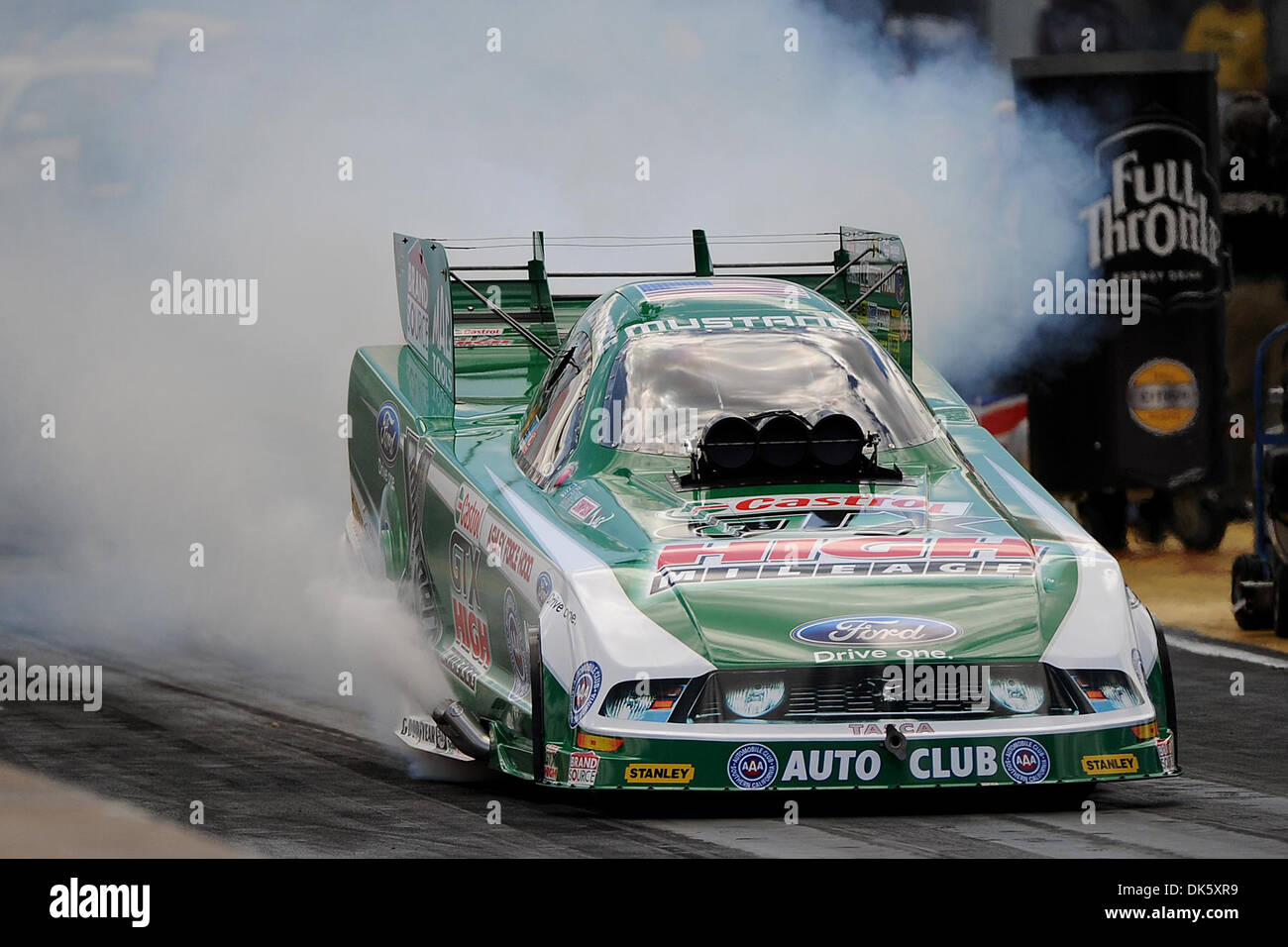 15. Mai 2011 - Commerce, Georgia, USA - Funny Car Fahrer JOHN FORCE (1) in der 31. jährlichen Gipfel Racing Equipment NHRA Southern Nationals in Atlanta Dragway. (Kredit-Bild: © Marty Bingham/Southcreek Global/ZUMAPRESS.com) Stockfoto