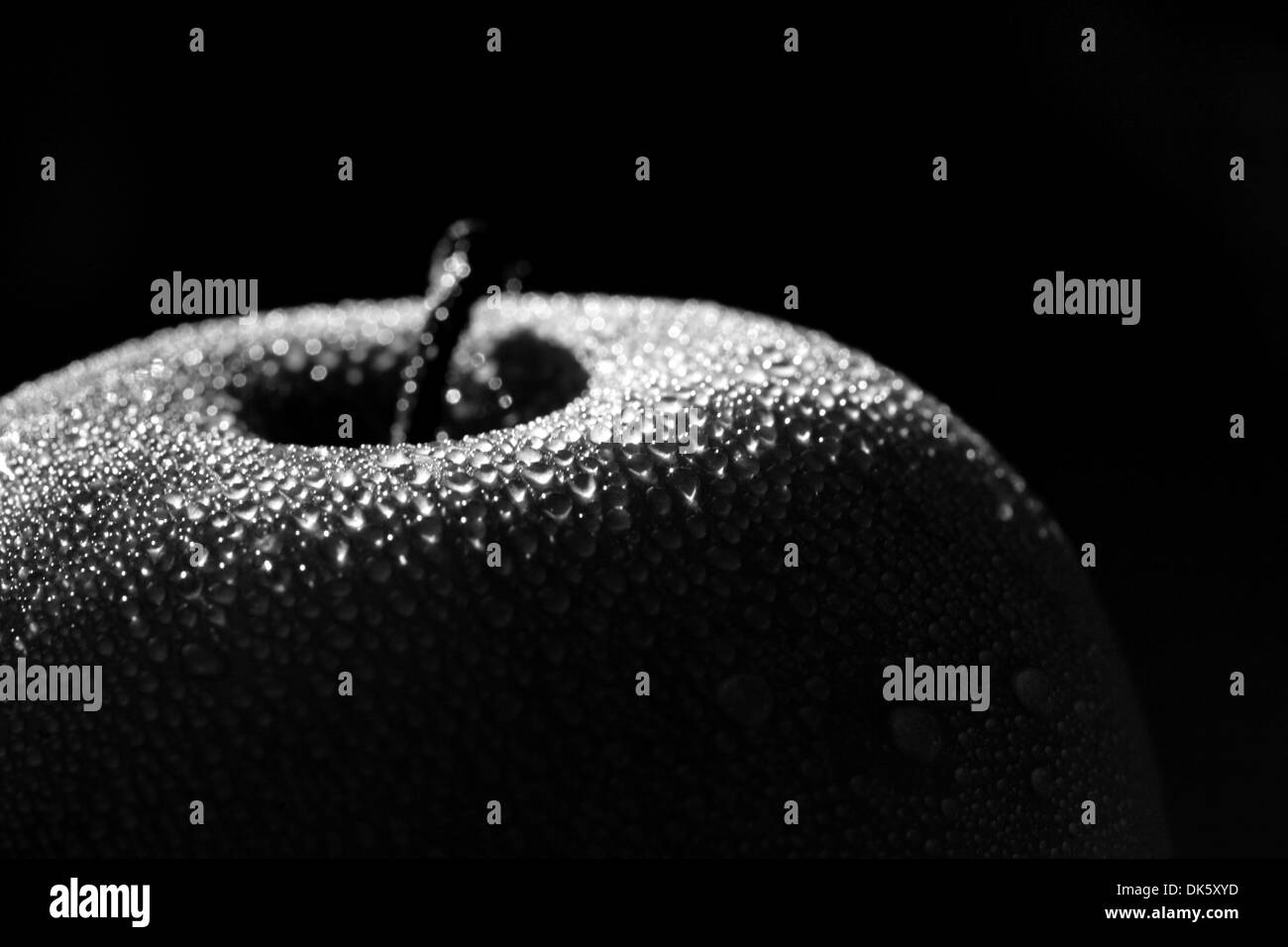 Arty Version eines nassen Bildes eines Apfels, schwarz / weiß Stockfoto