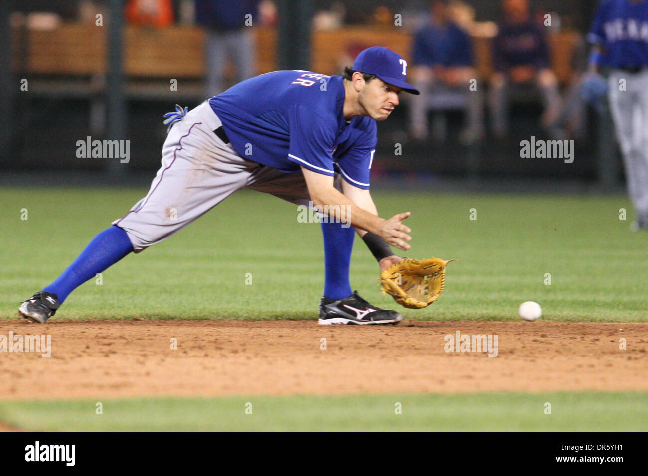 18. Mai 2011 - Felder Kansas City, Missouri, USA - Texas Rangers zweiter Basisspieler Ian Kinsler (5) einen Boden-Ball auf Sekunde während am Mittwoch Baseball-Spiel zwischen den Kansas City Royals und die Texas Rangers im Kauffman Stadium in Kansas City, Missouri. Die Texas Rangers besiegte die Kansas City Royals 5-4 in 11 Innings. (Kredit-Bild: © James Allison/Southcreek Global/ZUMAPRESS.com Stockfoto